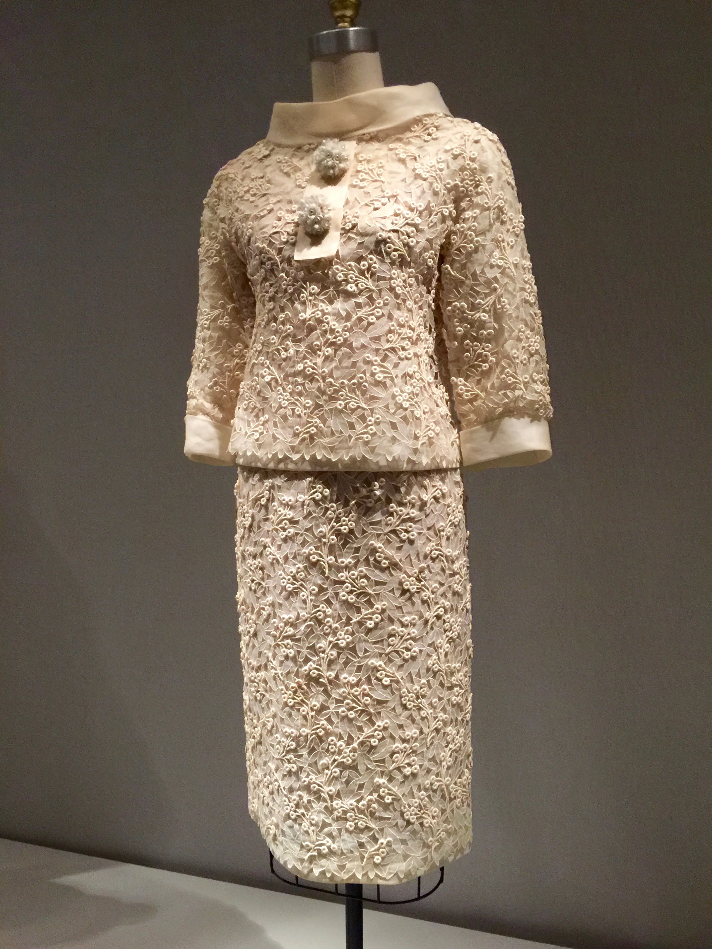 HOUSE OF DIOR, Christian Dior SUIT, Spring/Summer 1963, haute couture Machine-sewn white cotton organdy with overlay of machine-embroidered cutwork hand-stitched with machine-embroidered guipure lace; hand-finished