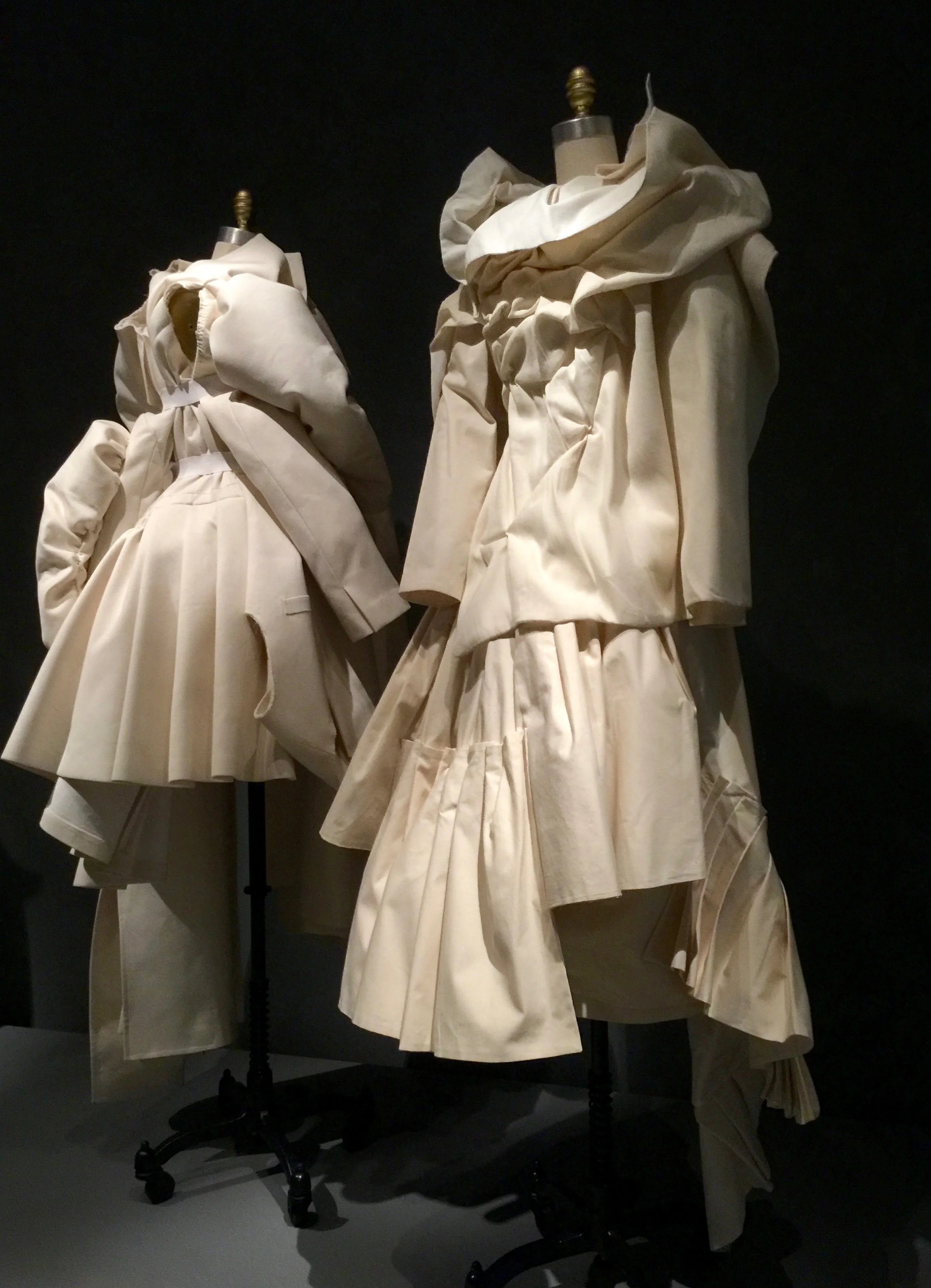 (l) COMME DES GARCONS, Rei KawakuboENSEMBLE, Spring/Summer 2013, pret-a-porter Dress:  machine-sewn ivory cotton twill and canvas with white elastic and hand-gathered and hand-sewn attachments; skirt:  machine-sewn hand-plea…
