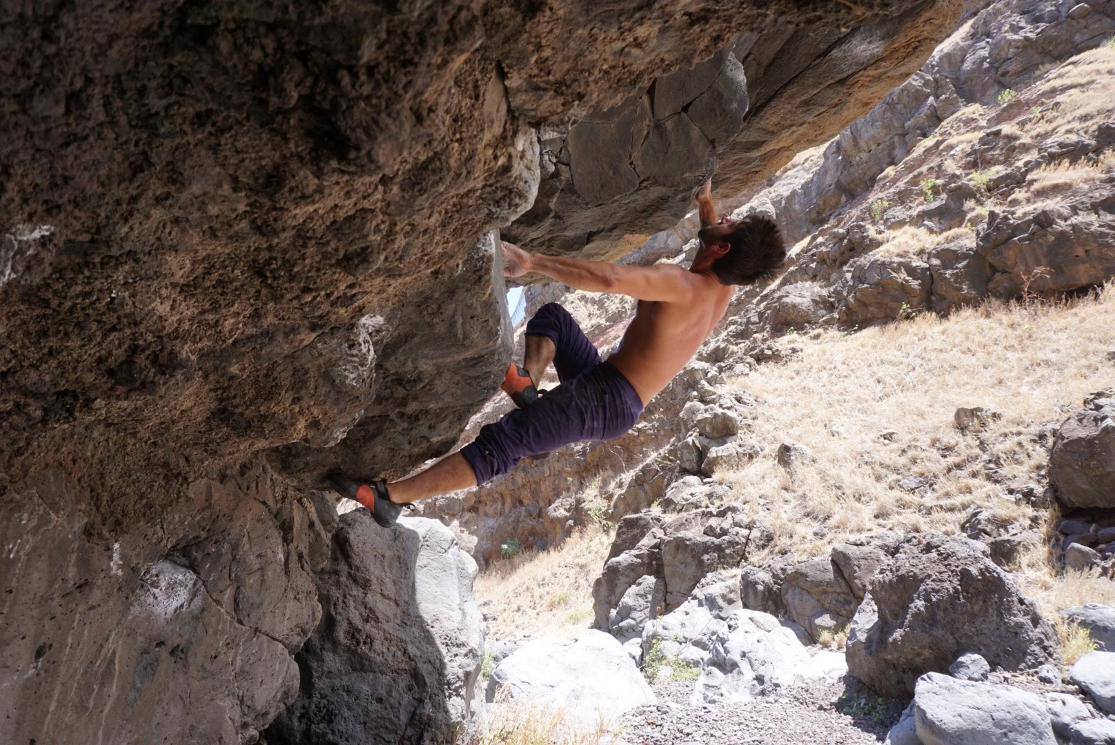 May 2016: Wes Miragilo on Franger Banger (V7). This was a scorching hot afternoon (as usual) in Manawainui. A Jeep Cherokee had flown off Piilani highway and crashed onto the valley floor a few hundred yards away. Luckily the driver survived and was airlifted to a hospital. PC: Gaby Nobriga 