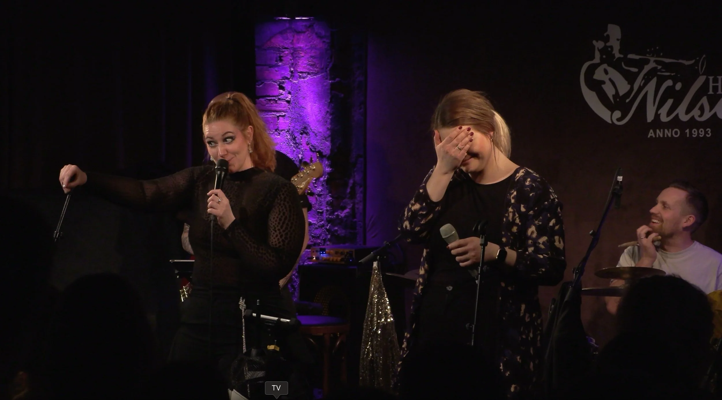 Julie koser seg på Jorunn sin bekostning.jpeg