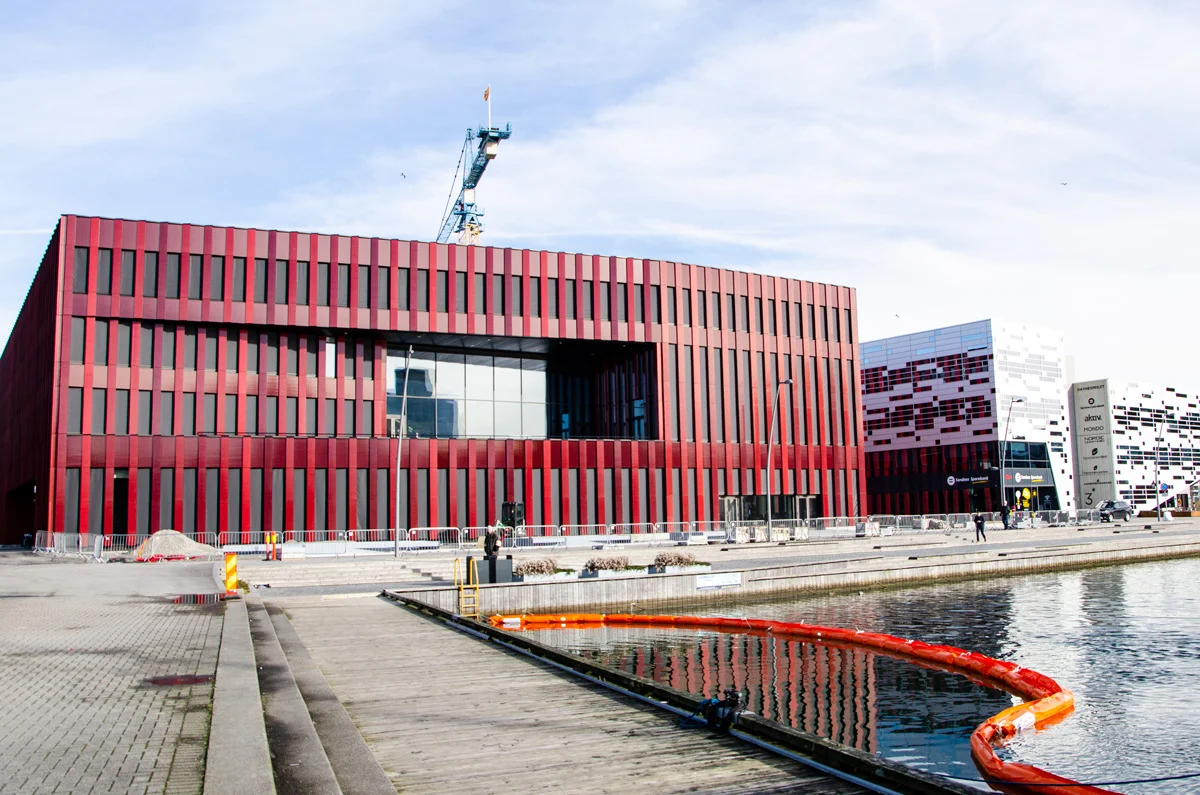 Det nye rådhuset har flott beliggenhet i indre vågen i Sandnes.
