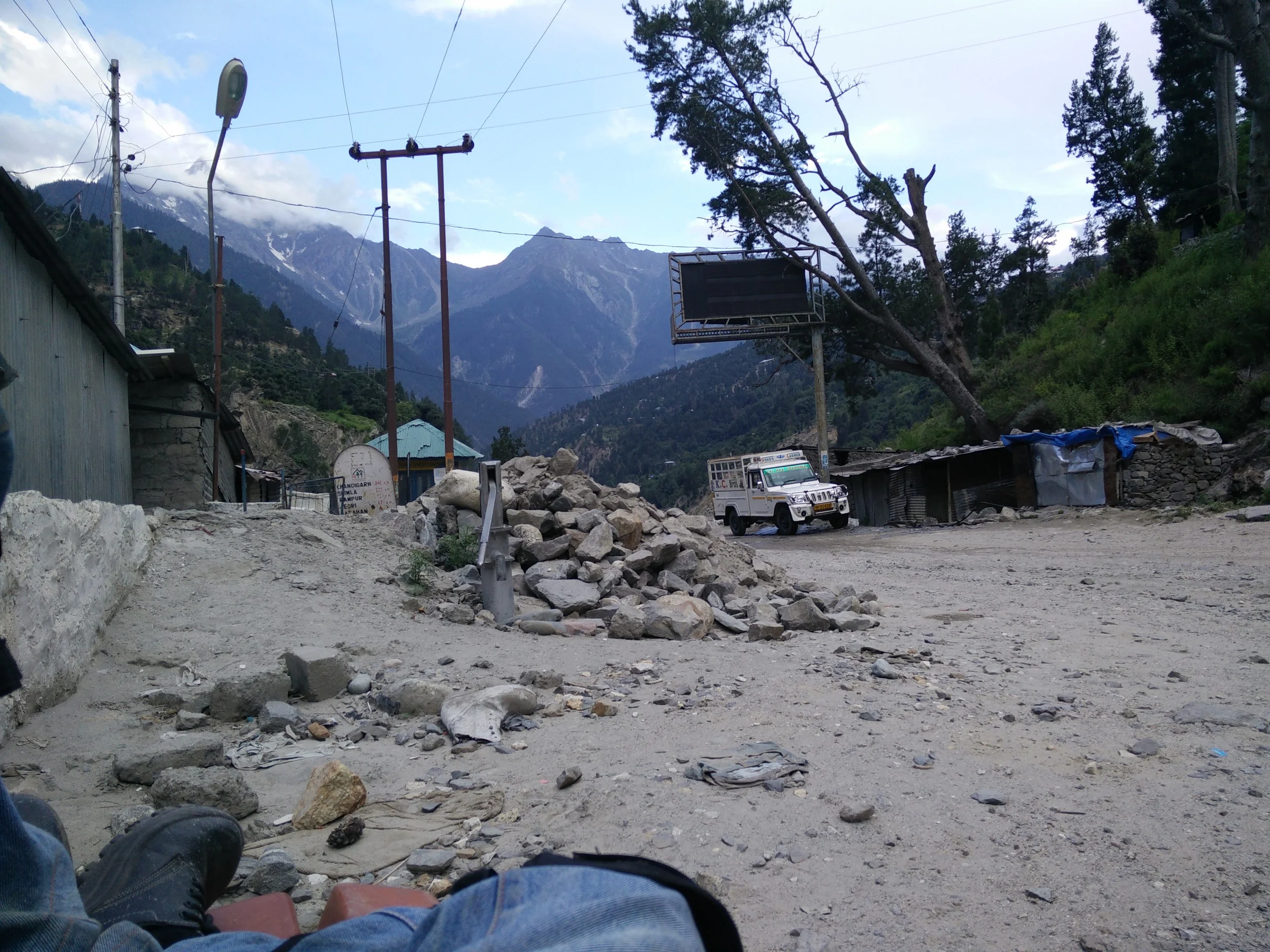 A scissor appears on the road here, one leading to Kalpa, other to Nako