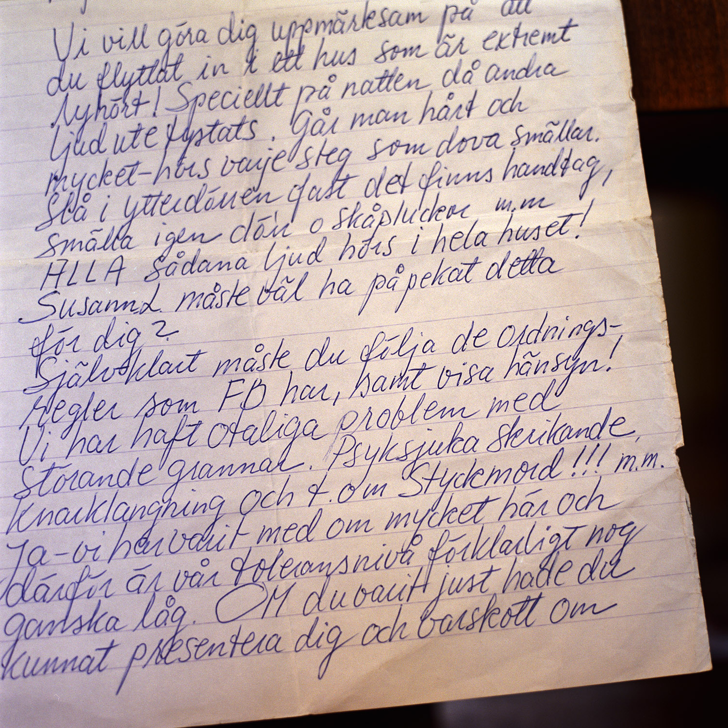   En gång hyrde jag en lägenhet i andra hand i Gamla Enskede och fick besök av en 1,5-åring ett par timmar. Dagen efter fick jag detta brev av en granne över mig. Håll musen över bilden så stannar den så du hinner   läsa.  