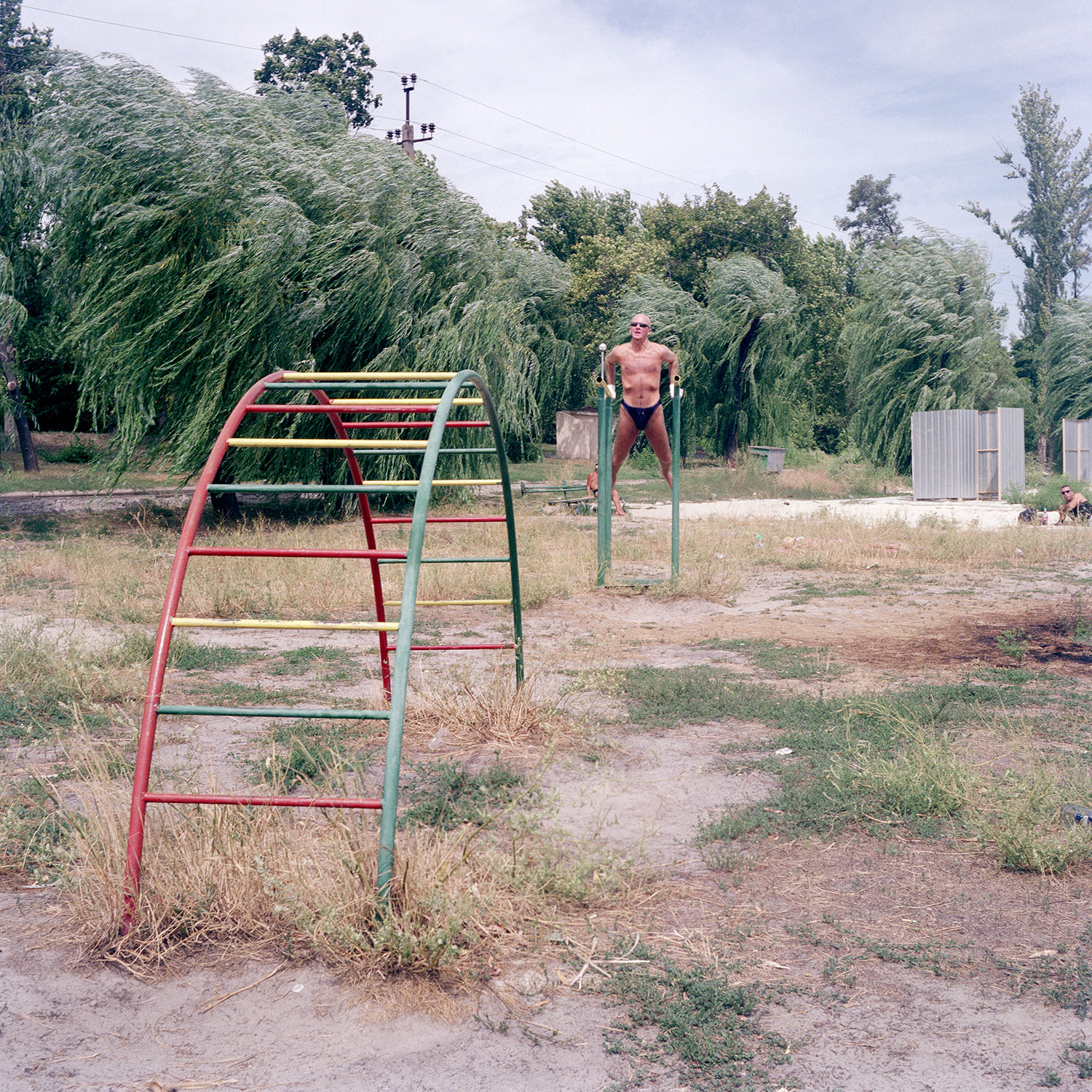   På jobbresa i Ukraina 2007 gjorde jag en tripp österut till Donetsk. I lekparken passar en stark man på att träna lite framför kameran.&nbsp;  