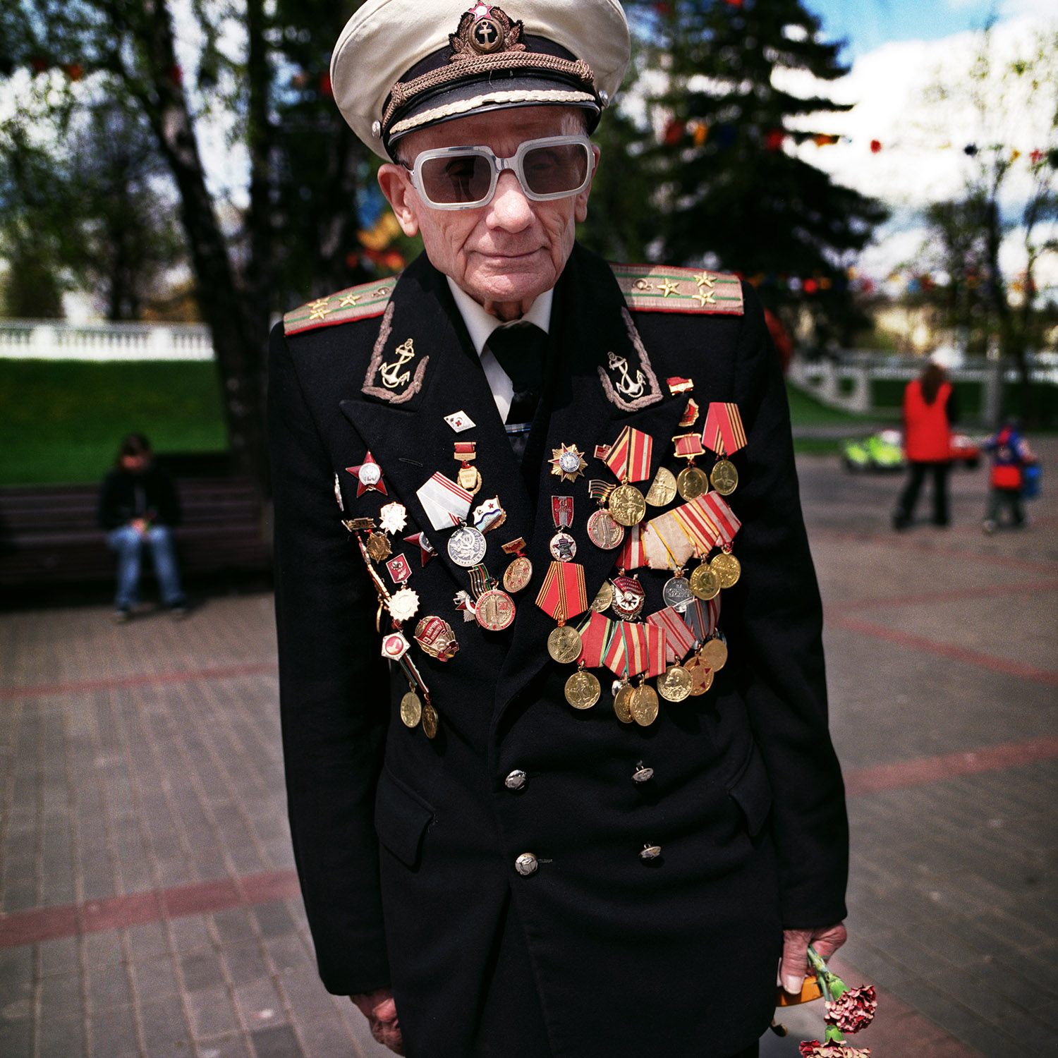   Flottans man Nikolaj Novikov Fjodorovitj träffade jag i Minsk 2004, den 9 maj då slutet på   andra världskriget firas, eller Det stora fosterländska kriget som det heter där. En veteran en bra bit över 90 år och pigg på att porträtteras med sina me