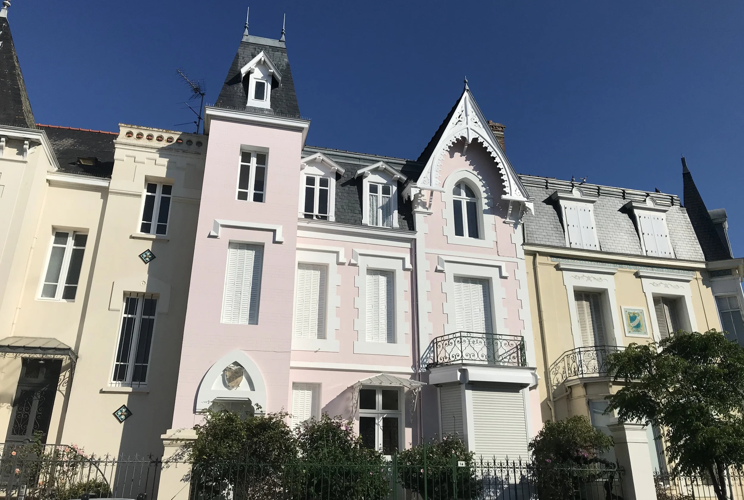  These mansions overlooking the beach look like reproductions. 