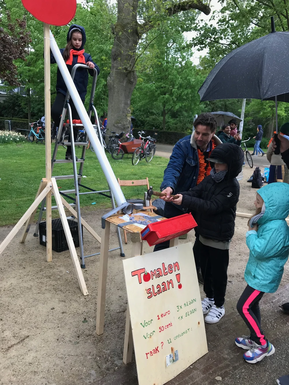  Those who can’t play music don’t have to worry. You can earn money by setting up all kinds of booths, like this tomato smashing activity. 