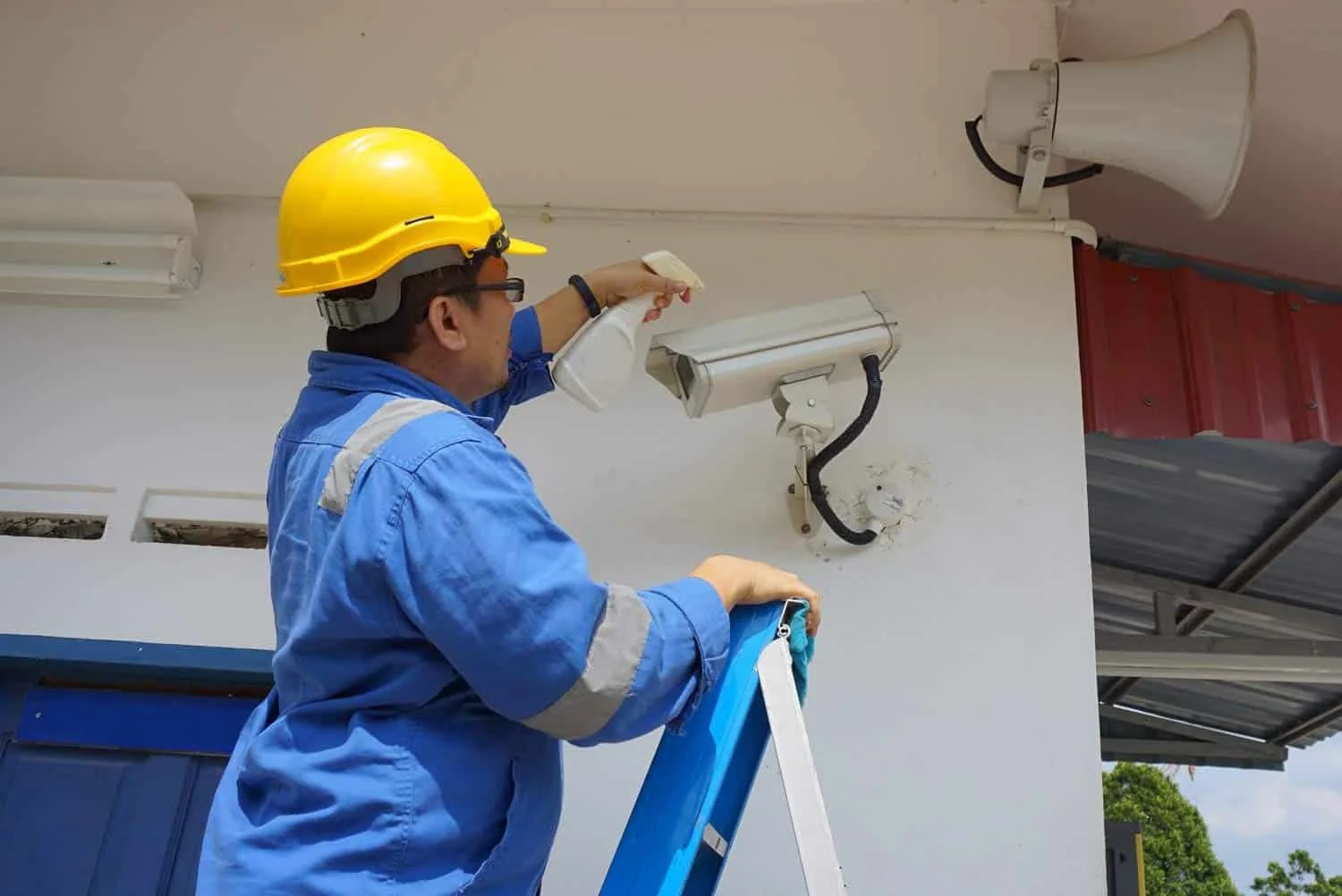 Maximizing Efficiency and Cost Savings with CameraShine: A Smart Alternative to Lifts and Ladders