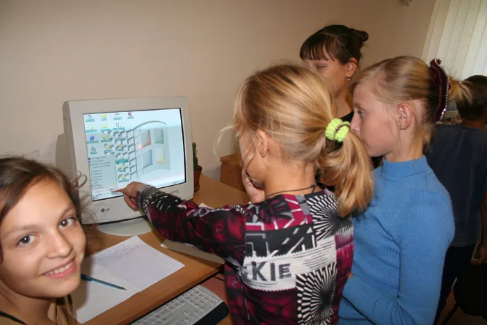 2006 Nikolaev Orphanage Visit Computer Class_04.jpg