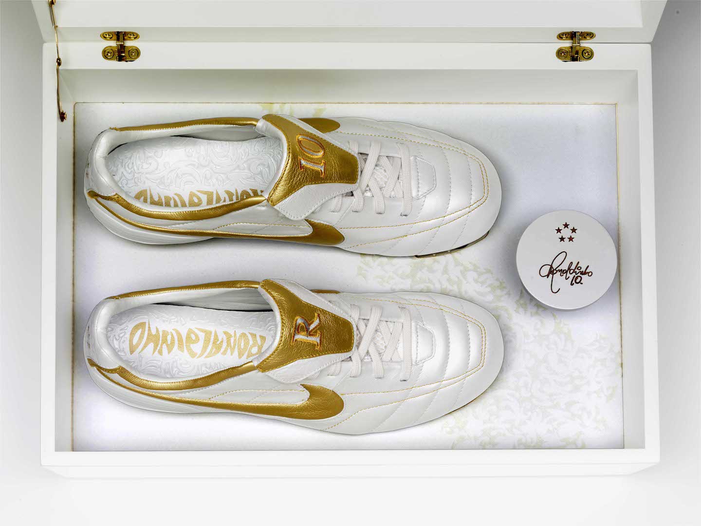 Ronaldinho_Box_05 copy.jpg