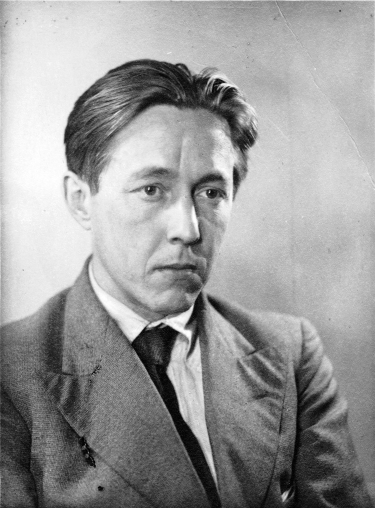 2.8 ┆ As prisoner at the "Marfino" sharashka. Official photo in a suit and tie provided by the prison. December 1948