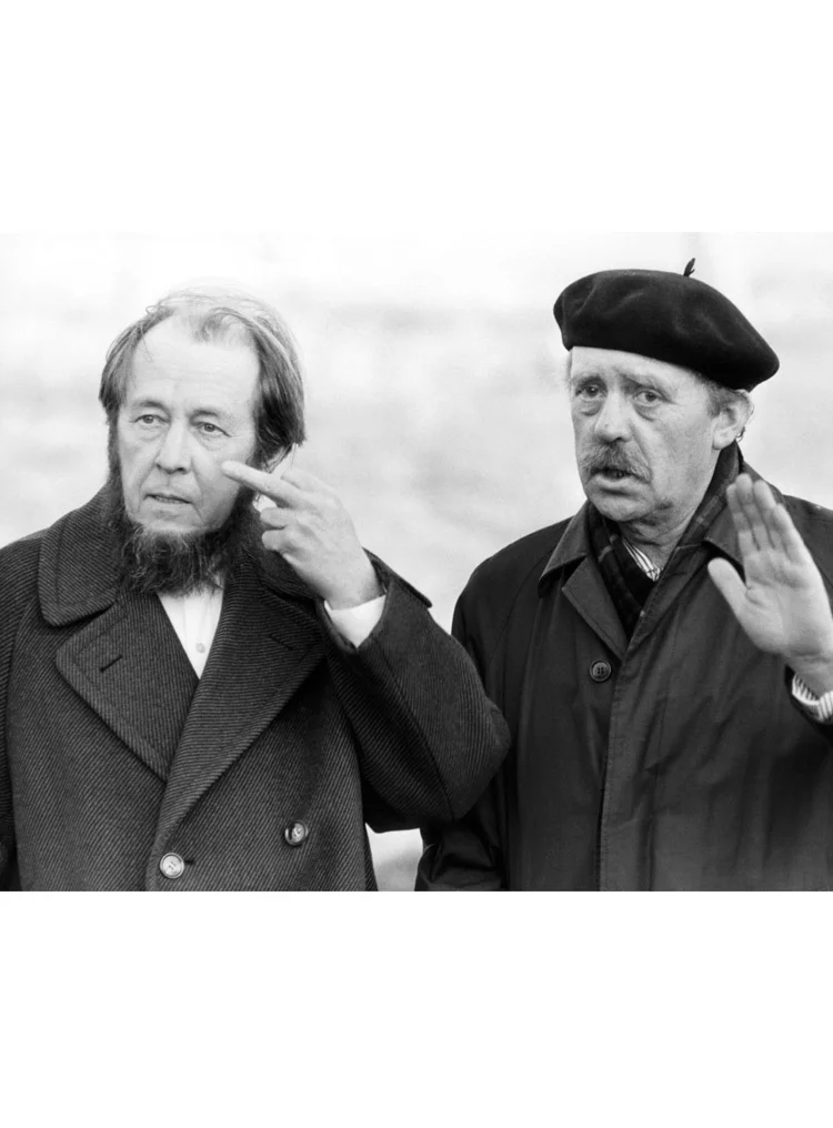 7.4 ┆ Heinrich Böll attempts to rein in the throng of journalists. 14 February 1974 © Bild am Sonntag