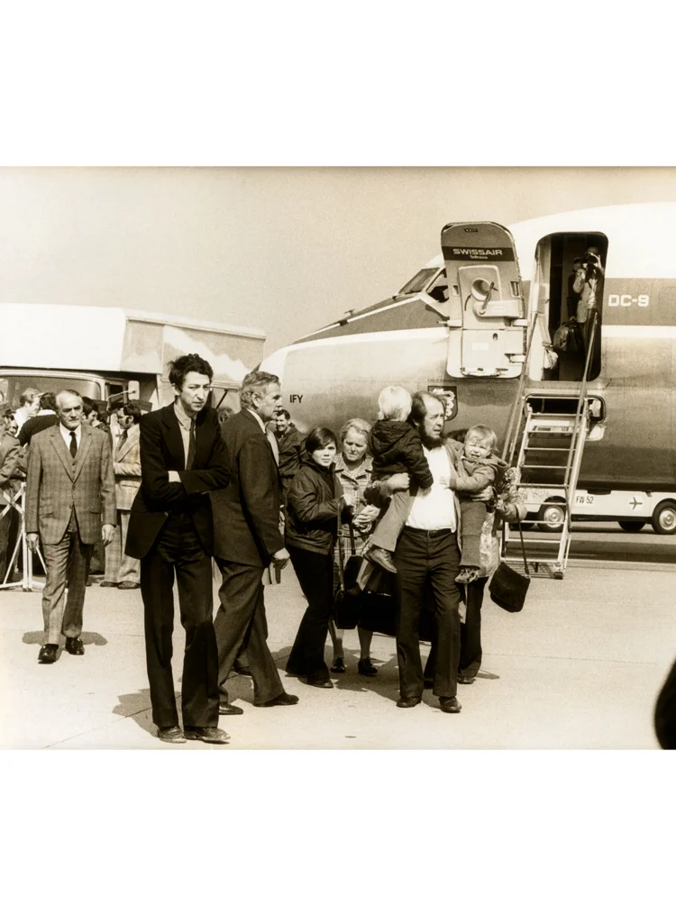 7.8 ┆ Aleksandr Solzhenitsyn greets his family at Zurich airport. 29 March 1974 Credit: Sven Simon