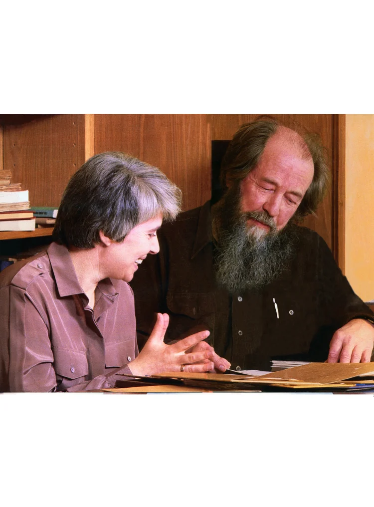 8.15┆ Aleksandr and Natalia Solzhenitsyn at work. Cavendish, 1980s Credit: Barbra Walz