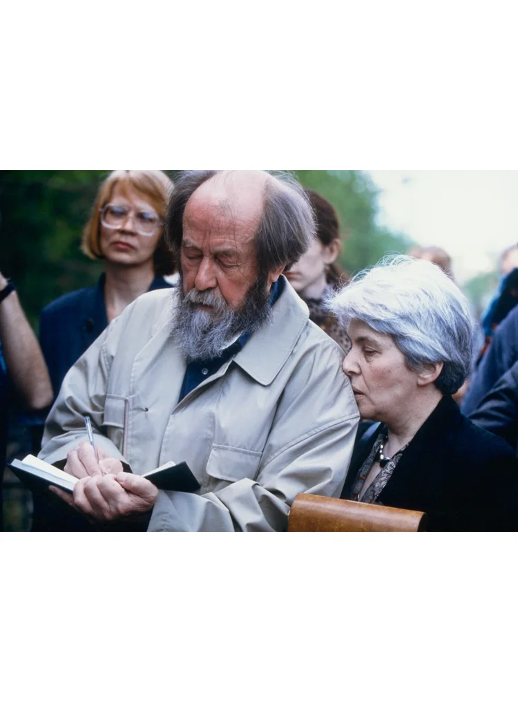 9.1 ┆ Aleksandr and Natalia Solzhenitsyn, back on native soil. Vladivostok, May 1994 Credit: De Keerle © Sygma