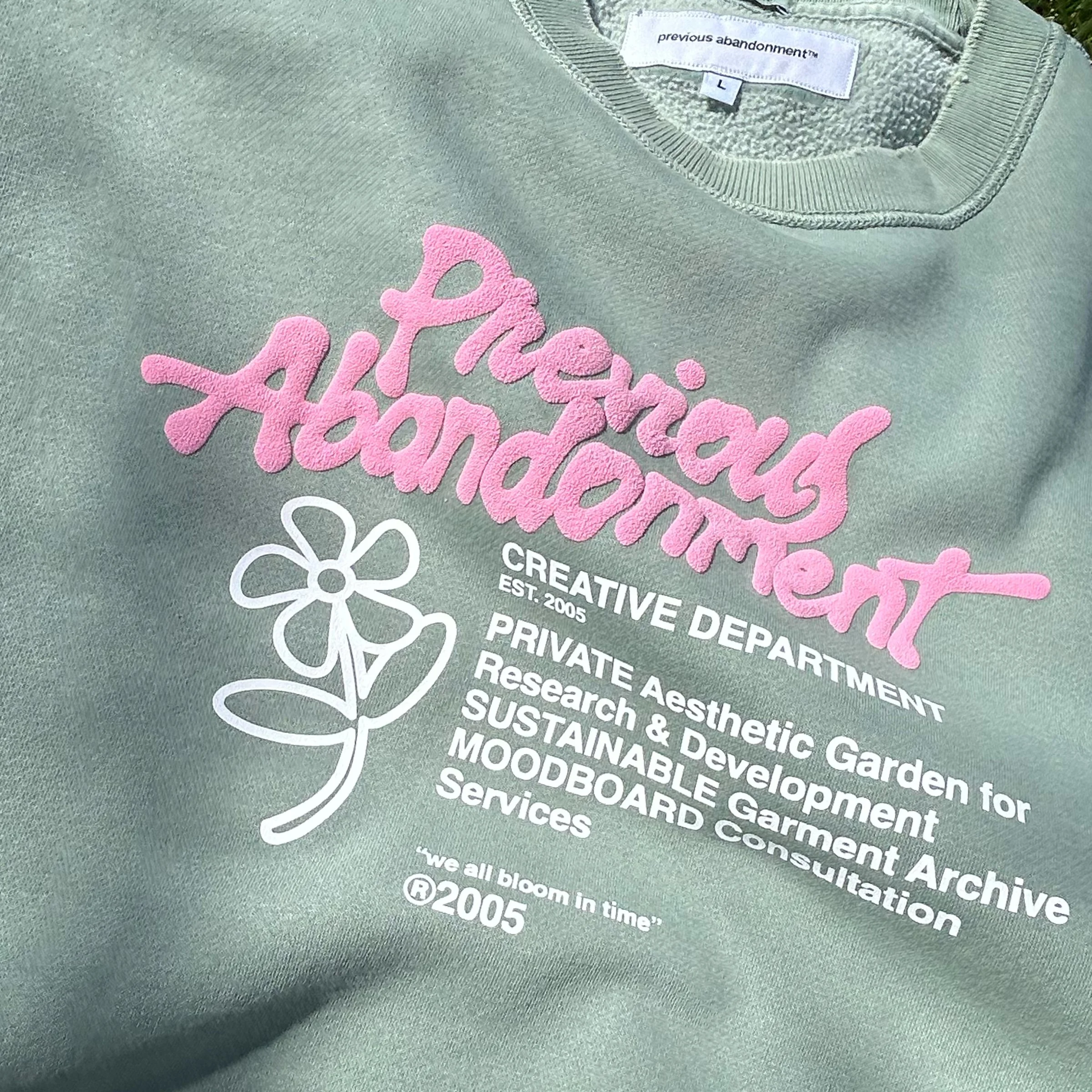 puff logo crewneck green zoom.jpg