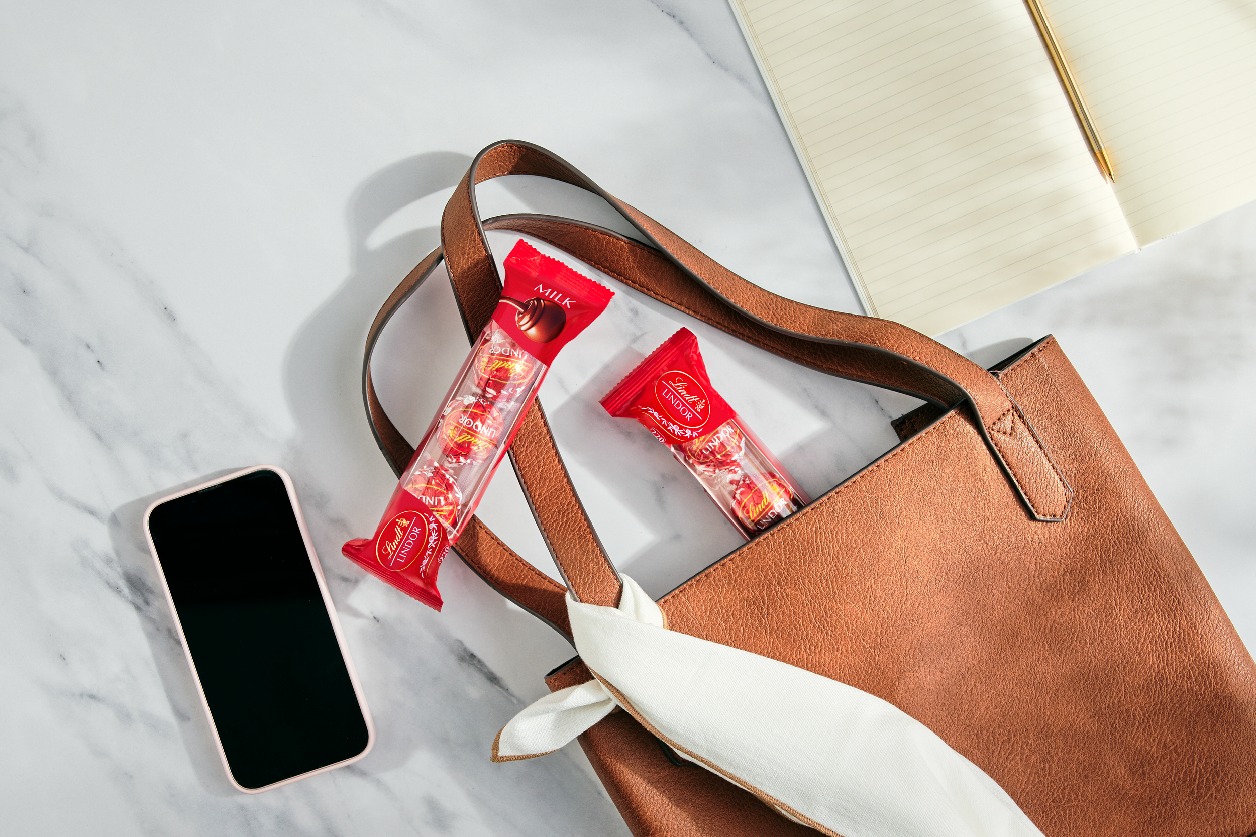 Lindt_3Pack_Lifestyle_4.png