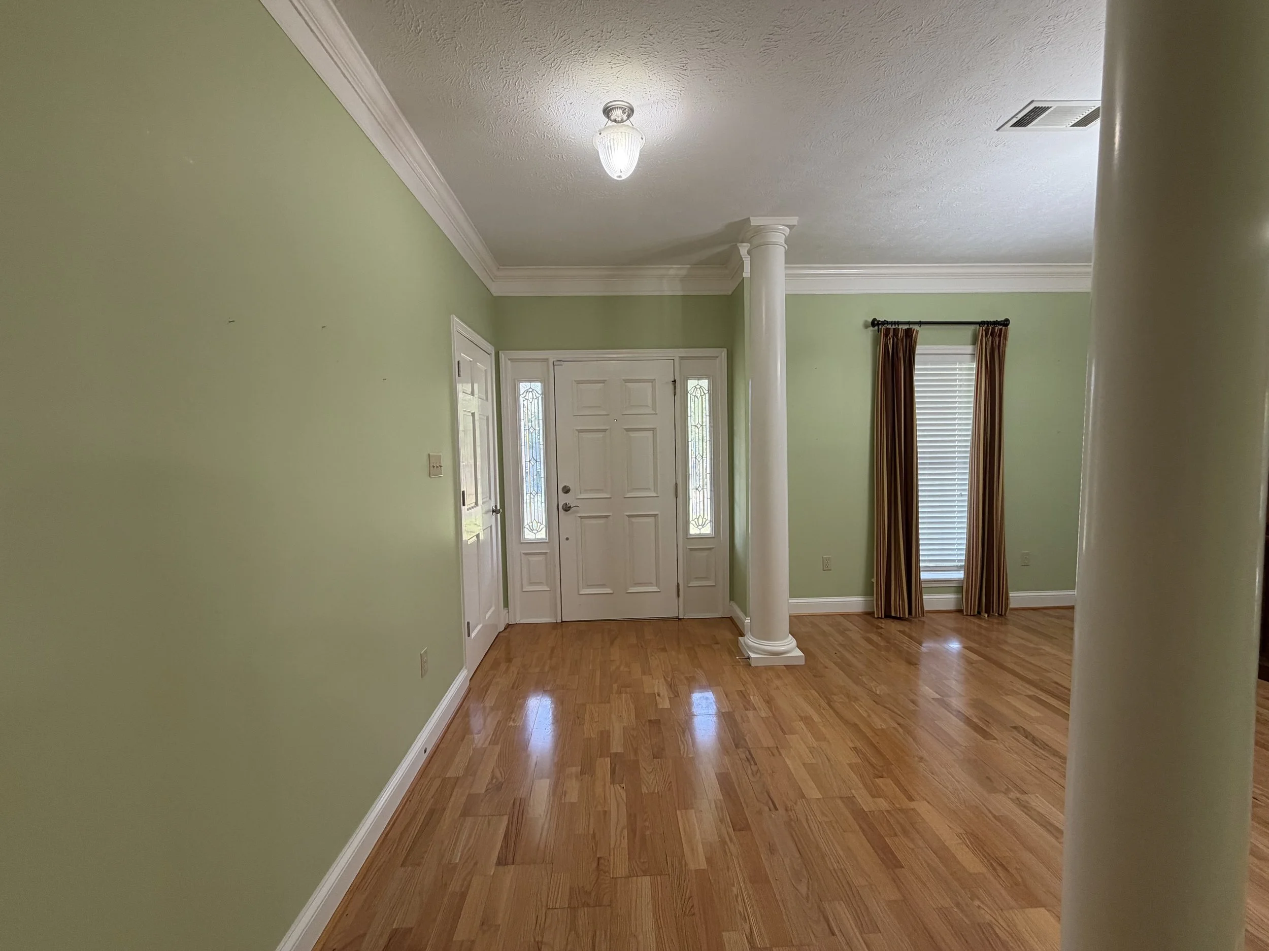 1209WG 2 Foyer 1.JPG