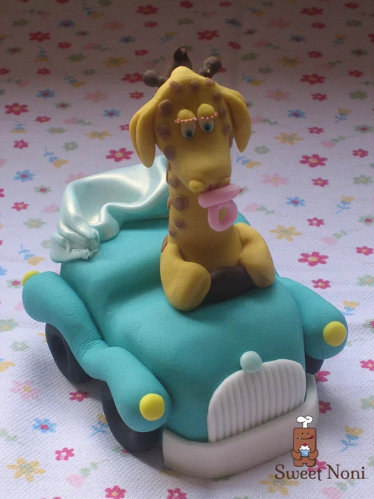 Mini Giraffe driver cake