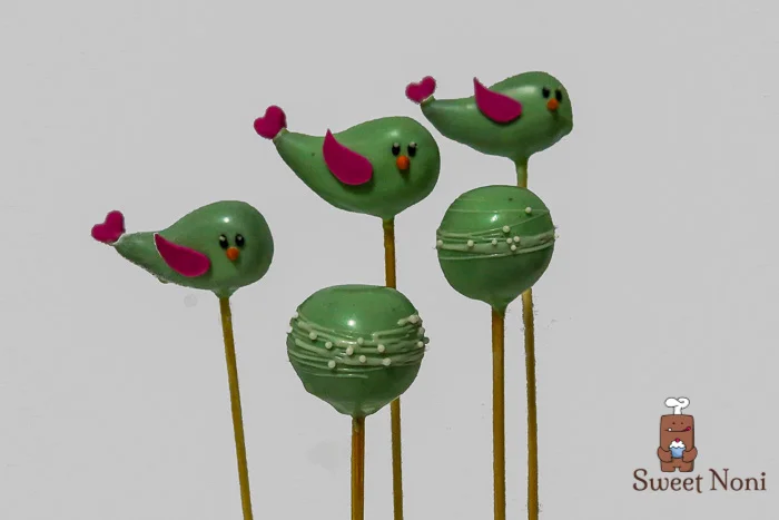 Green bird cakepop for a baby shower, really delicate