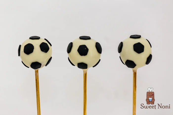 Soccer ball cakepop 