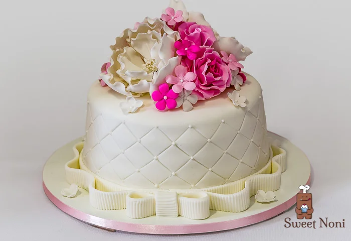 Sweet 15, a young lady is turning 15, love this flower cake