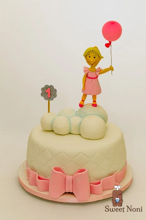 No words for this cake, I 've never such a great pleasure to make it and absolutely loves the result too. This was made for a little princess's that was turning to 1