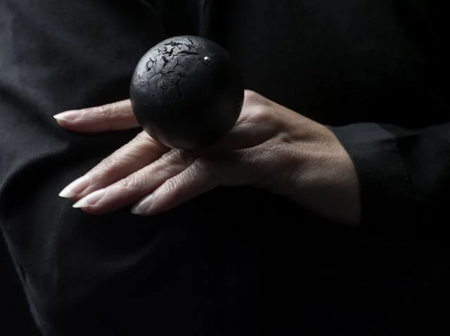 Large Forest Shadow ring by Linda van Niekerk.