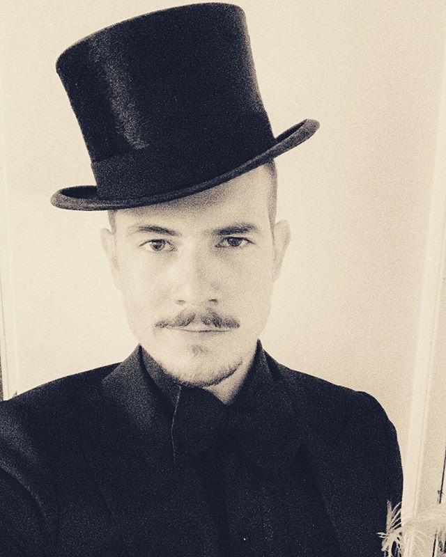 Hej, TACK och ❤️ till alla som tittat, sjungit och dansat med oss den här helgen på Lyceum Cabaret och @engelenkolingen . Vilken publik! Fan va fina ni är.
Och vad stolt och tacksam jag är för att få spela med så många otroliga begåvningar.
@mannesandstrom Eternal Flame Sandström.
@fraulein_frauke Queen of the dark
@fukolive Anders Make shit happen Lantz
@haraldssonkjell Kjelle Supreme Starlord Haraldsson
@matzlindell Matz Stringzorro Lindell
& Roger Man Machine Hansson 🖤🖤🖤 Mot nästa äventyr! /D