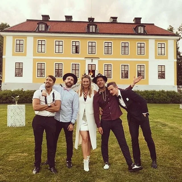 Vilken vecka det var. Tack allihop! Skärgårdsstök, Tibro, Sofia kyrka, Grödinge och så Myrö slott med hela #lehype
Och wow vilka stjärnor jag fick hänga med. General @davideldh @mannesandstrom @matzlindell @maxtimba @novabecc & @edisax bland annat.
Stark bonus i mästergroupie med herrarna @capoeira_steve & @larshjuls
Nu: semester!