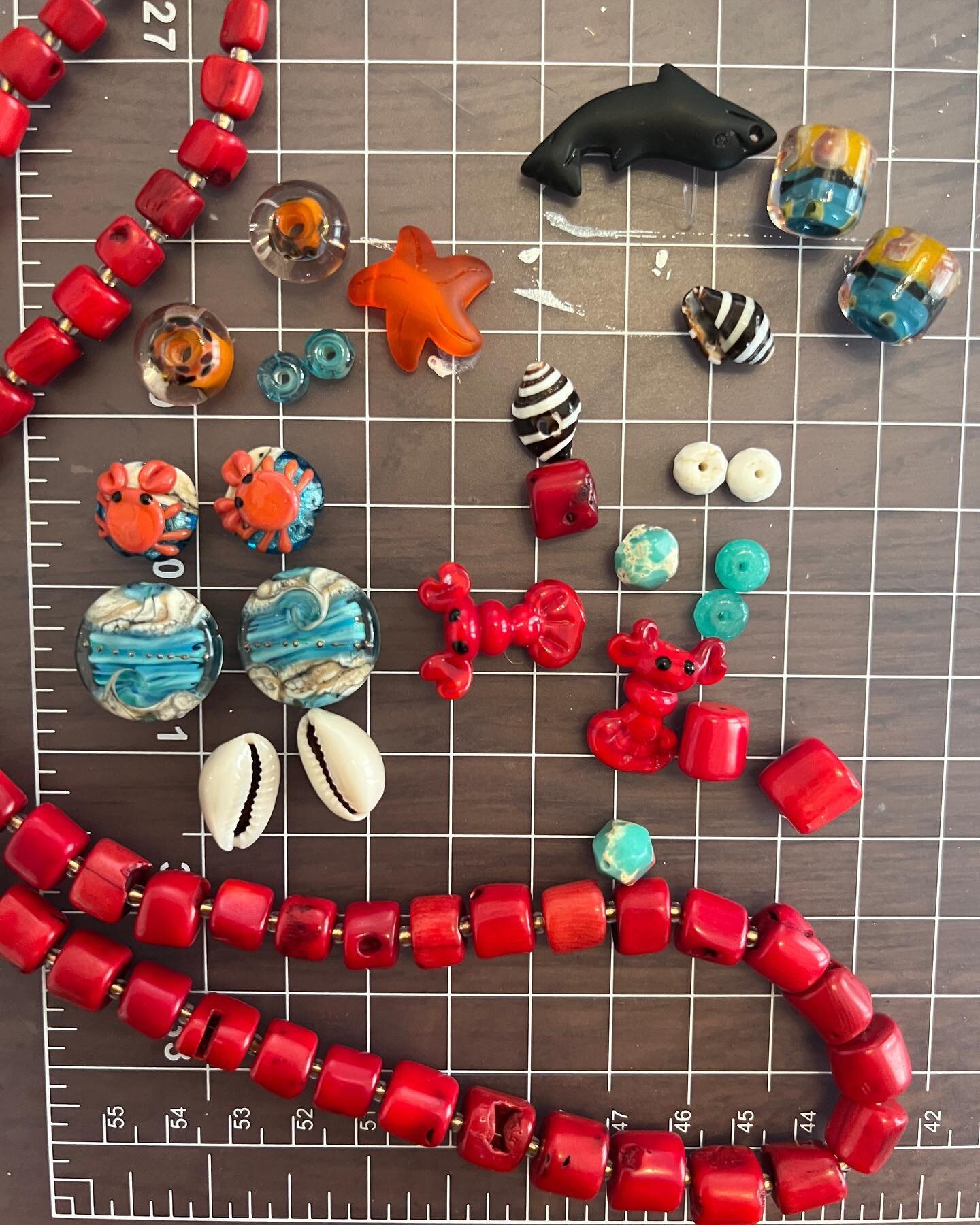 More beads, some finished work and lots of ideas.
#beadlifestyle  #summer2023jewelrytrends #coralbeads #designlife #makesomethingeveryday #lampworkbeads #jewelrydesigner #jewelrymaker #jewelryaddict #summerjewelry #redandaqua #beachjewelry