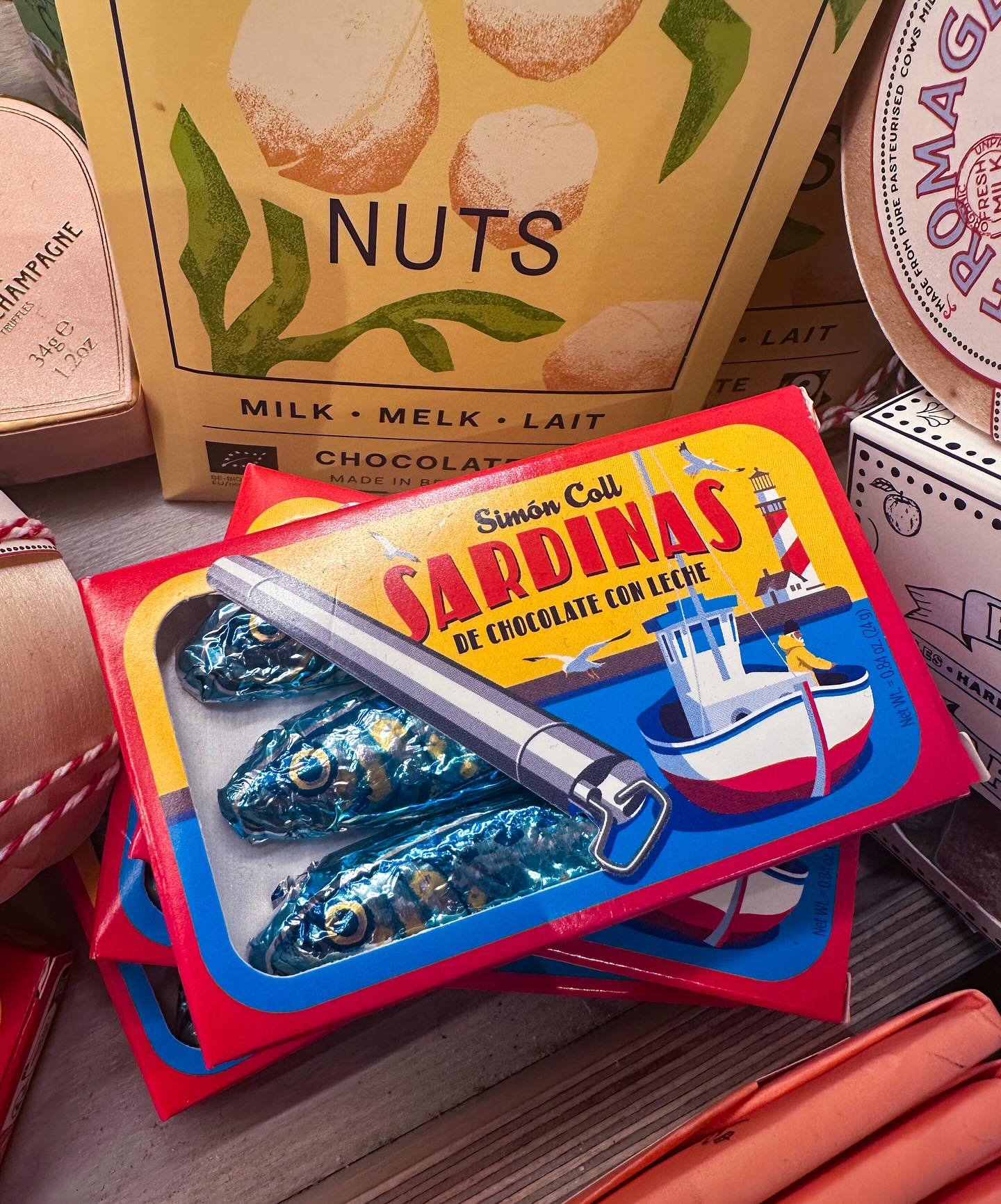 Found this adorable little deli in London - grabbed a delicious salad and a plant-based cookbook (I have cookbook purchasing problems). Resisted the urge to also buy this cute little package of chocolate sardines but snapped a pic for posterity. Appa