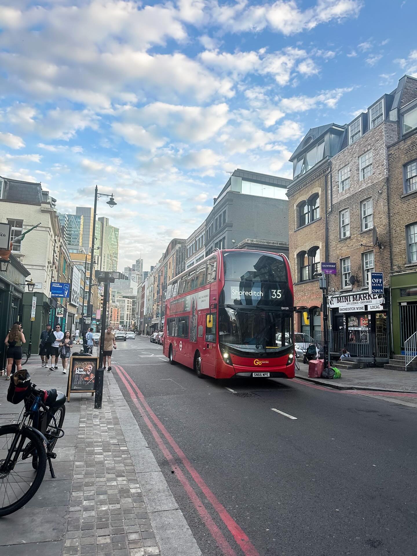 London snaps. Did not want to leave, especially because the weather was warm. Until next time&hellip;(which will hopefully be soon).

#londoncalling #london #londontown #londoncitylife #londoncity #intotheglimmer