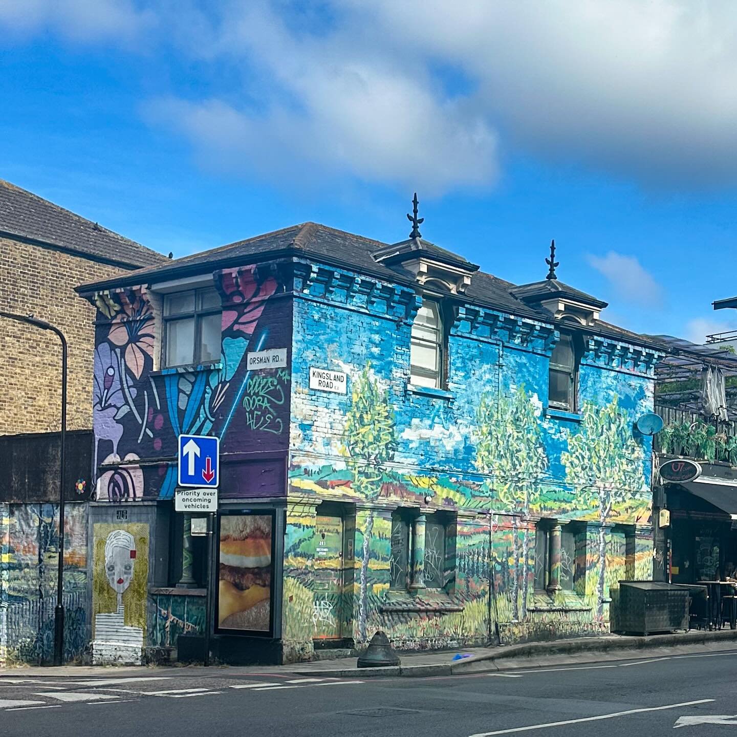 Love this little corner in London giving full Impressionist landscape energy. Just another reason cities make me happy. It&rsquo;s so easy to stumble upon art and creativity.

#IntoTheGlimmer #LondonStreetArt #EverydayArt #CreativeCity #UrbanCanvas
#