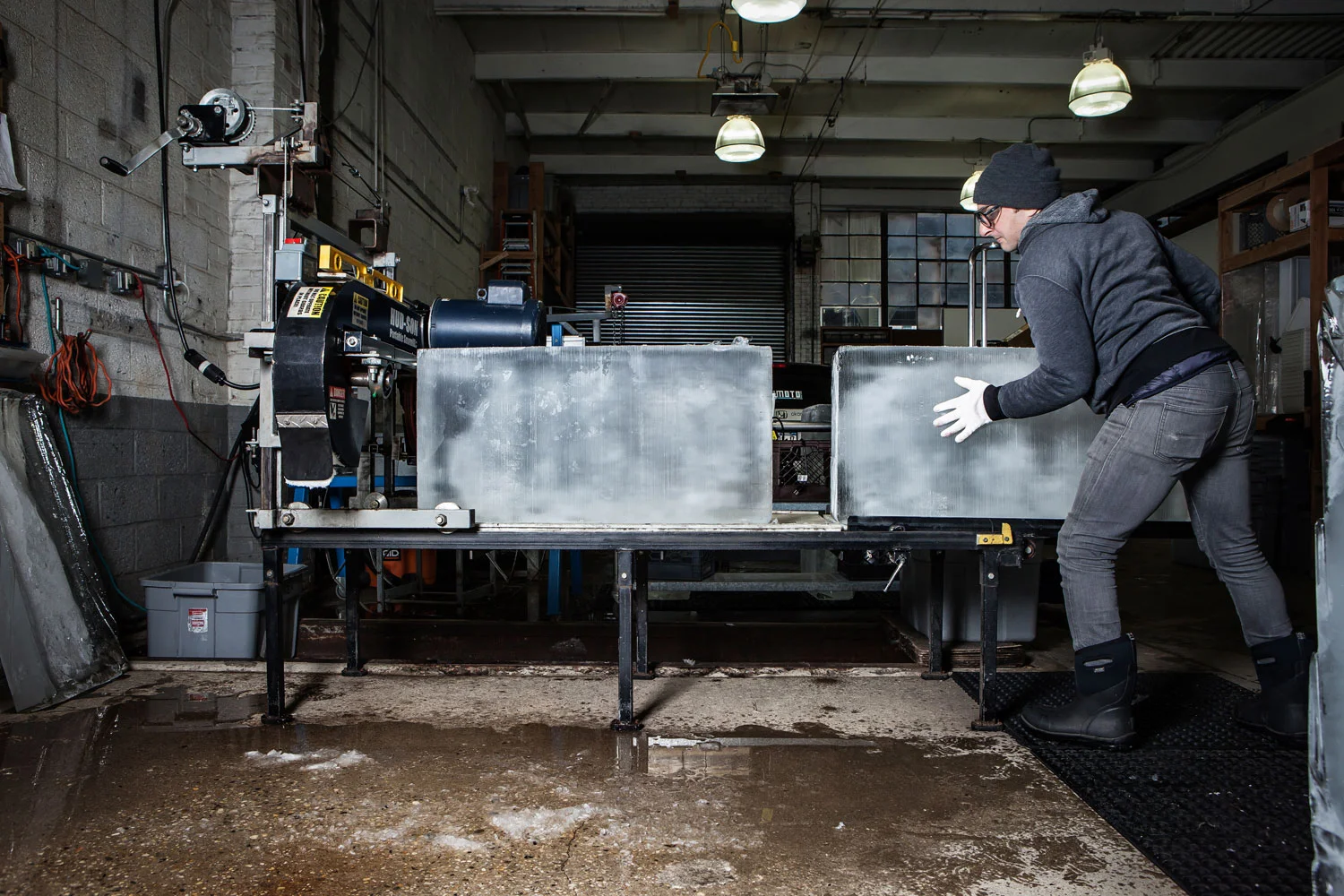 Lifting-ice-block-onto-cutter.jpg