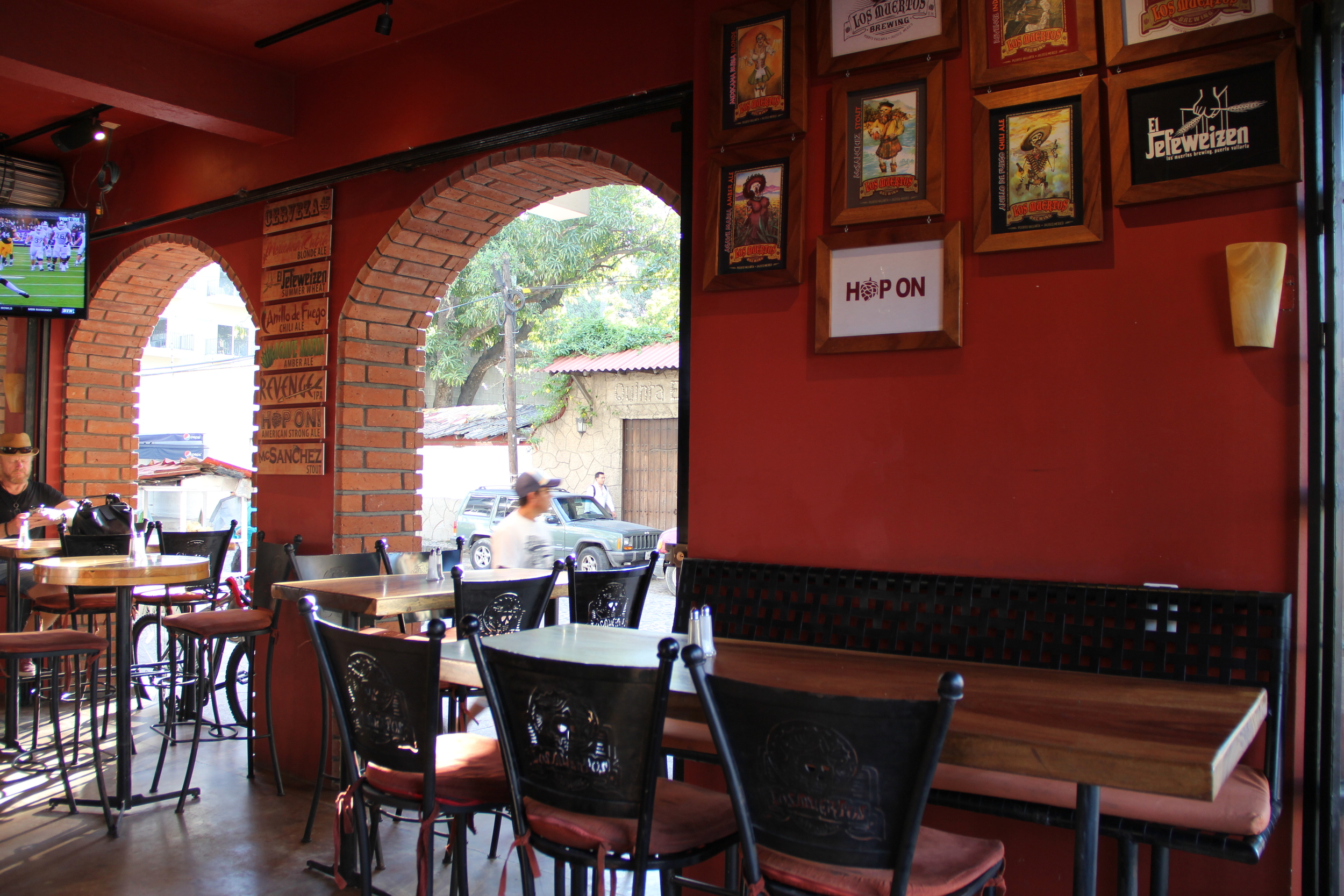 Open air seating at Los Meurtos Brewery