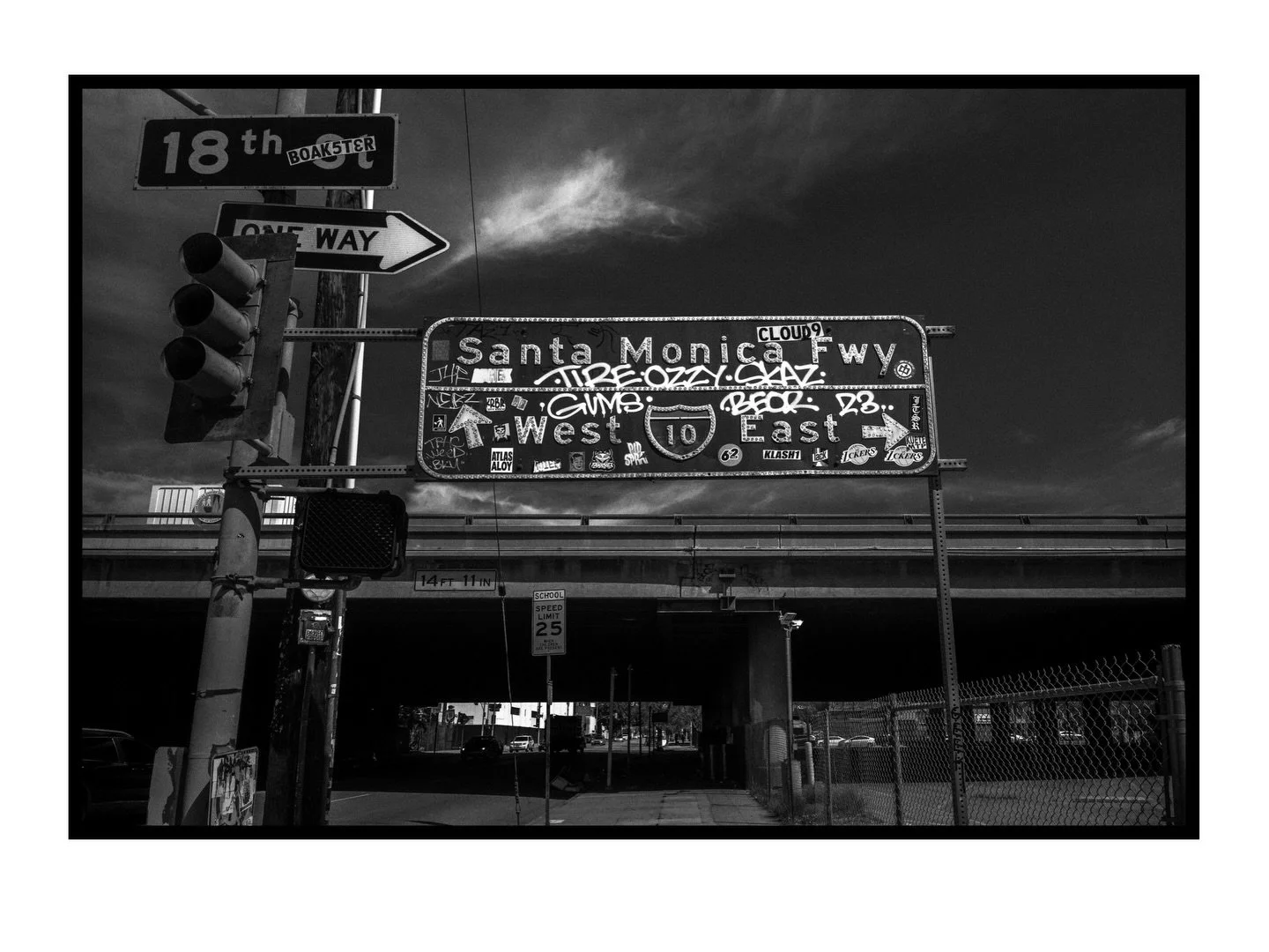 Hi-Con B&amp;W trip around DTLA with my Leica. 
#leica #photographer #blackandwhite #vanurfalianphotographs