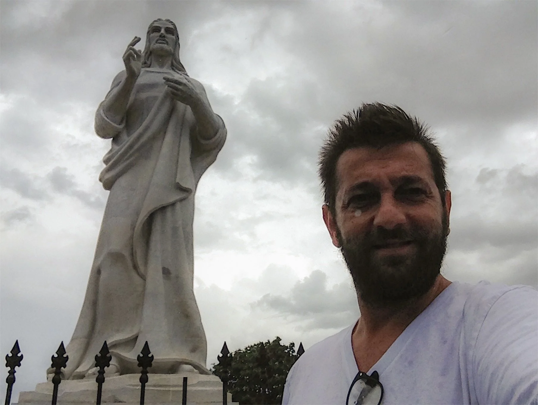 Whatever it takes to get the shot! Building the show is a second act of editing after the trip is long over. Save the date: Aug 29 🇨🇺📷
#christ #havana #photographer #vanurfalian