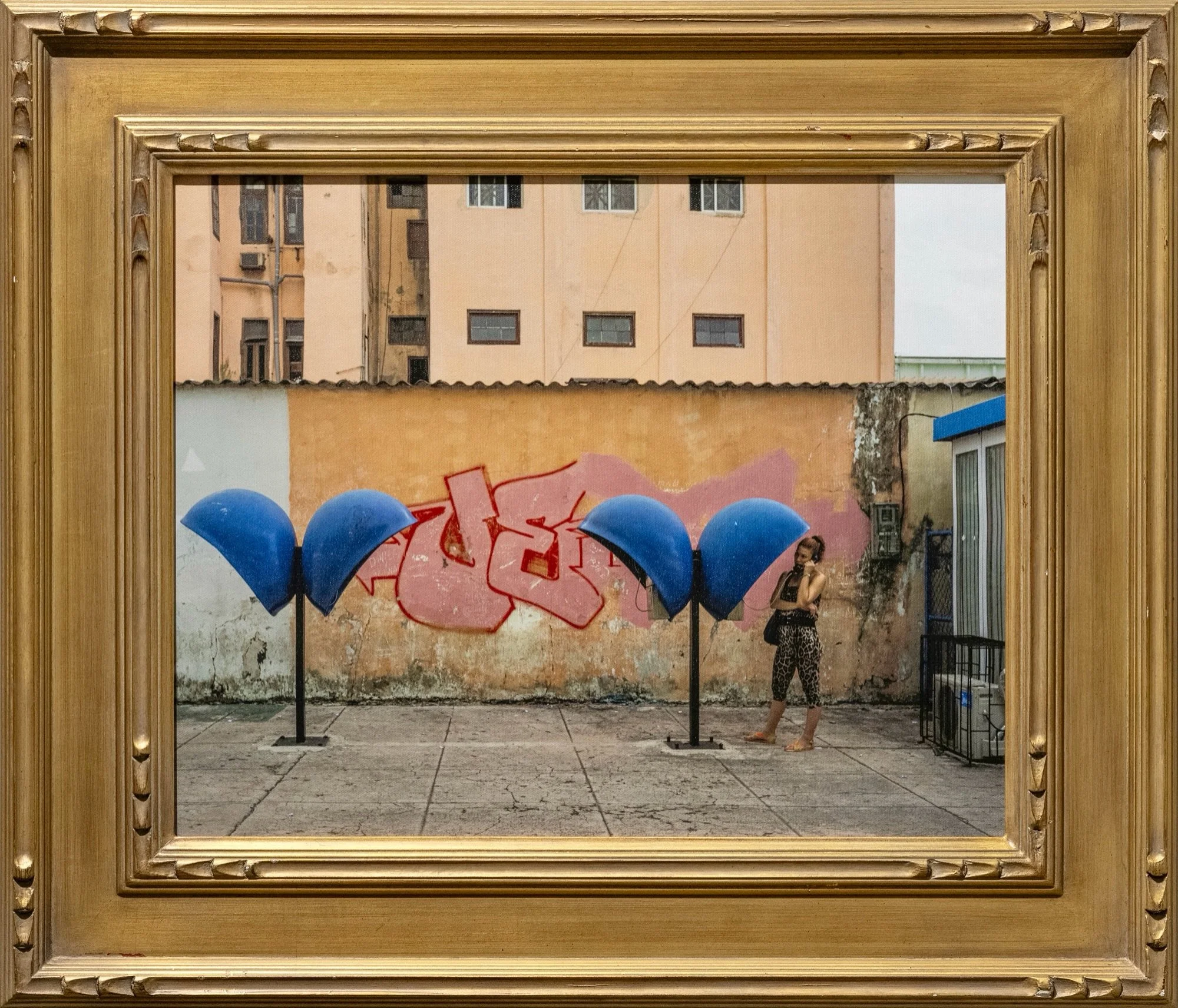 &ldquo;Hello, Havana Calling&rdquo;
Archival Gecl&eacute;e on canvas
Framed 23.5 X 27.5
Color doing a lot of the talking in this one. One week out from the show. Link in bio has the details. 🇨🇺📷
#havana #cuba #color #photography #vanurfalian