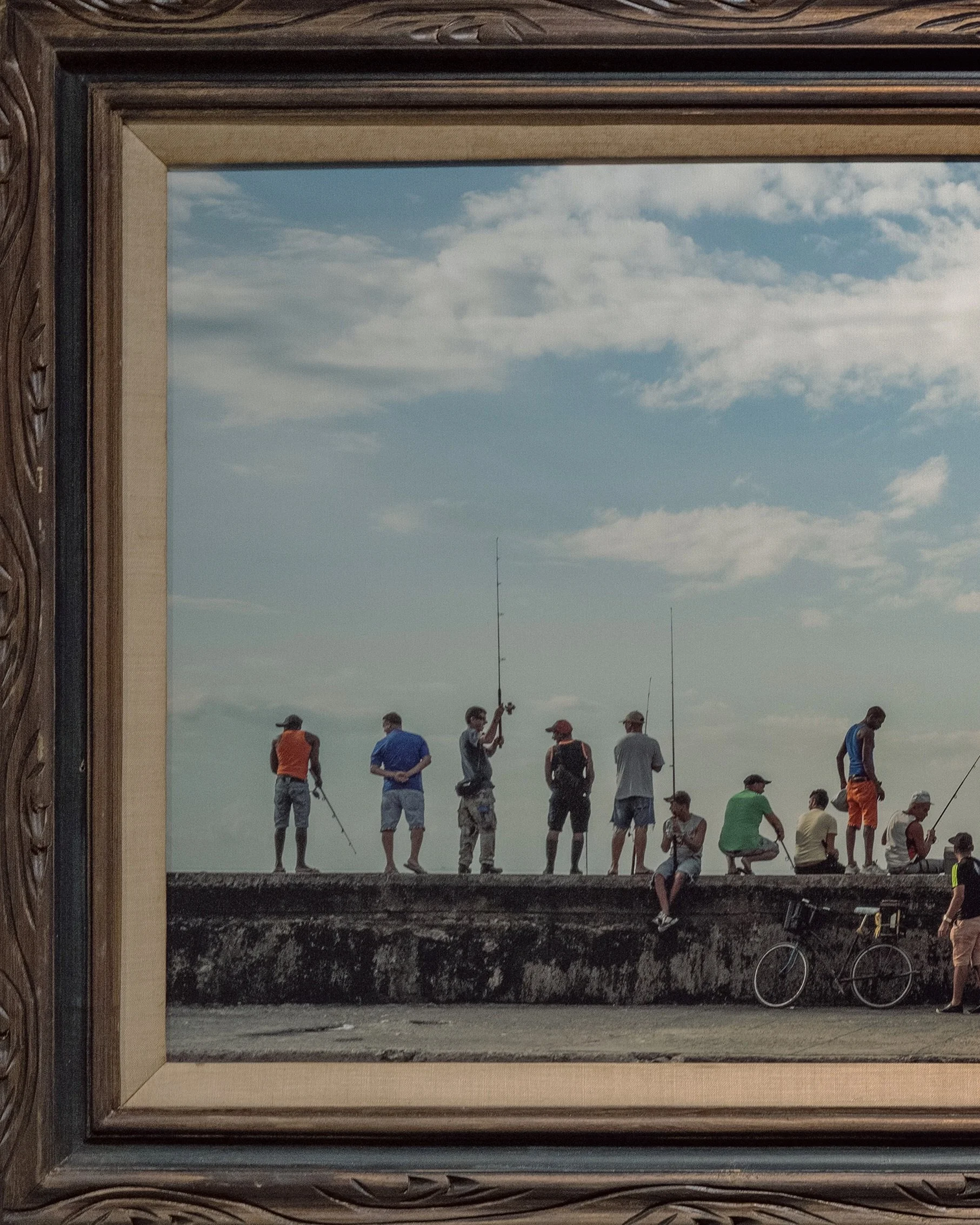 AVAILABLE 
&ldquo;Shoulder to Shoulder Along the Malec&oacute;n&rdquo;
Framed print 32 x 68&rdquo;
In honor of Labor Day 🇨🇺📷💪