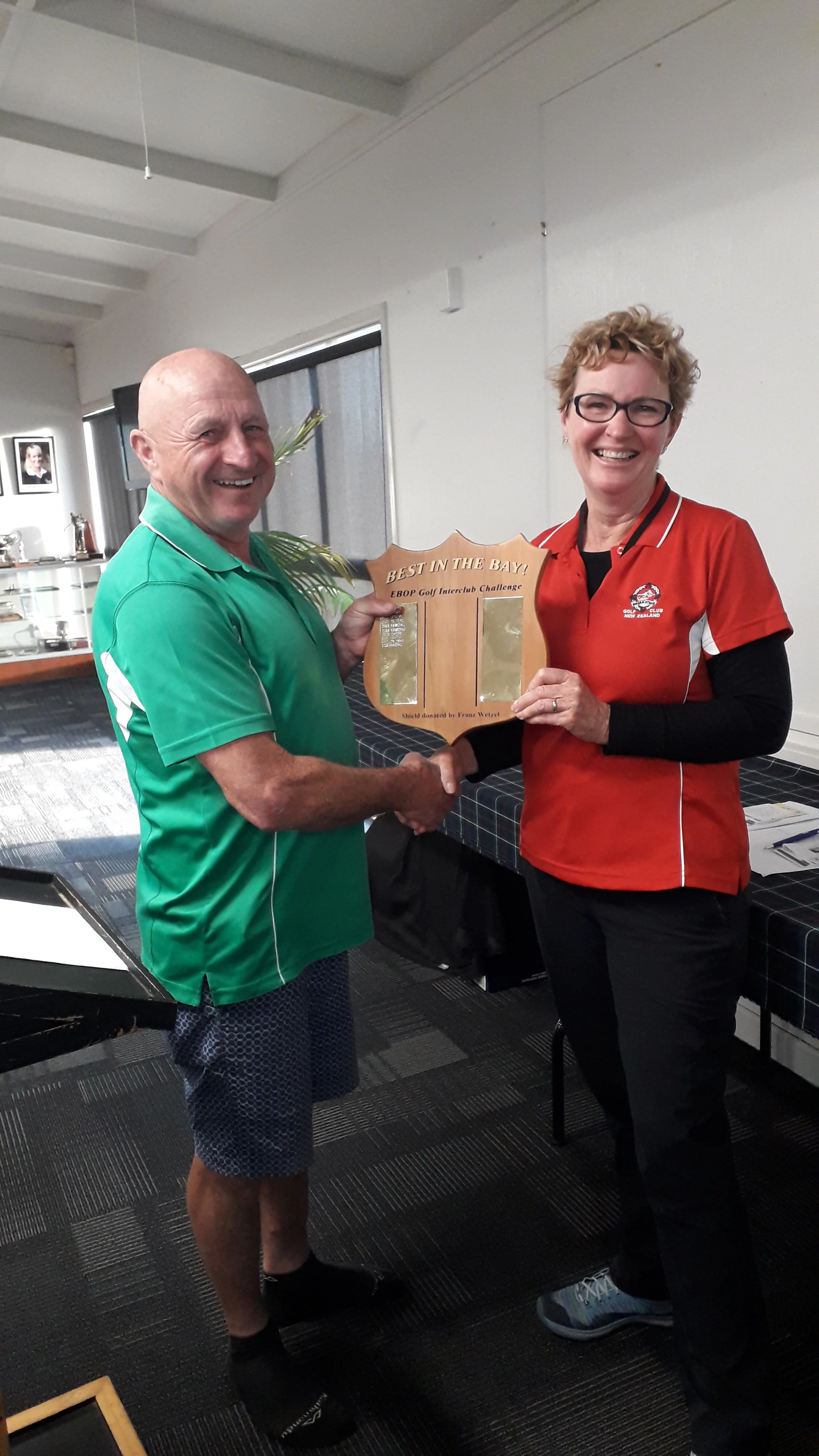 Ian Bartlett receives trophy from Alison Barr