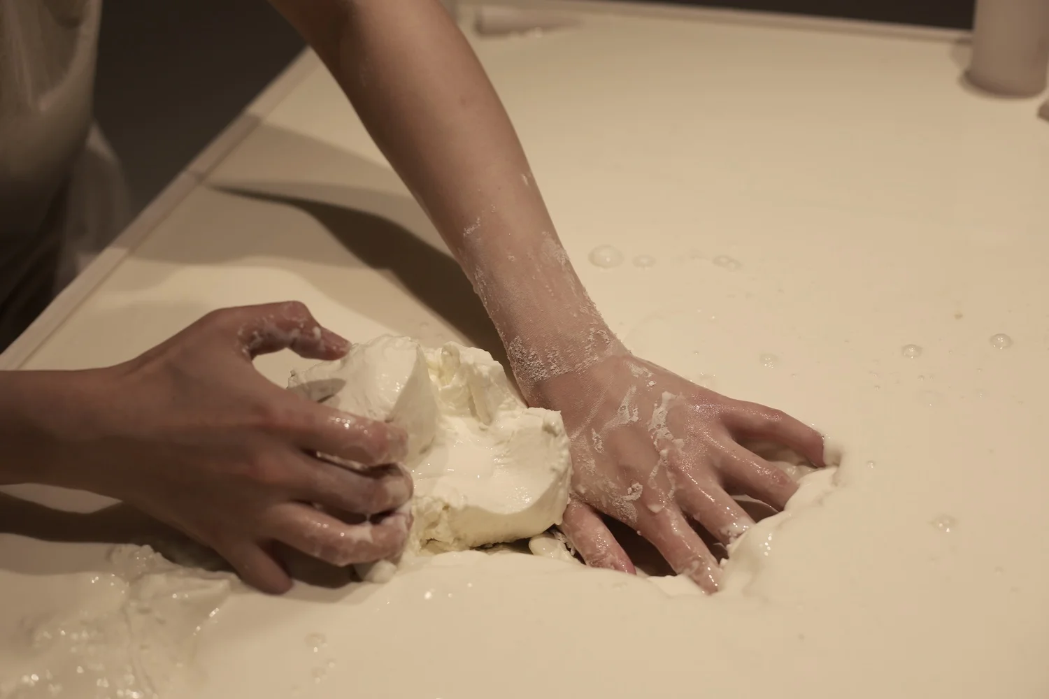 YUKO – THE TABLE THAT EATS