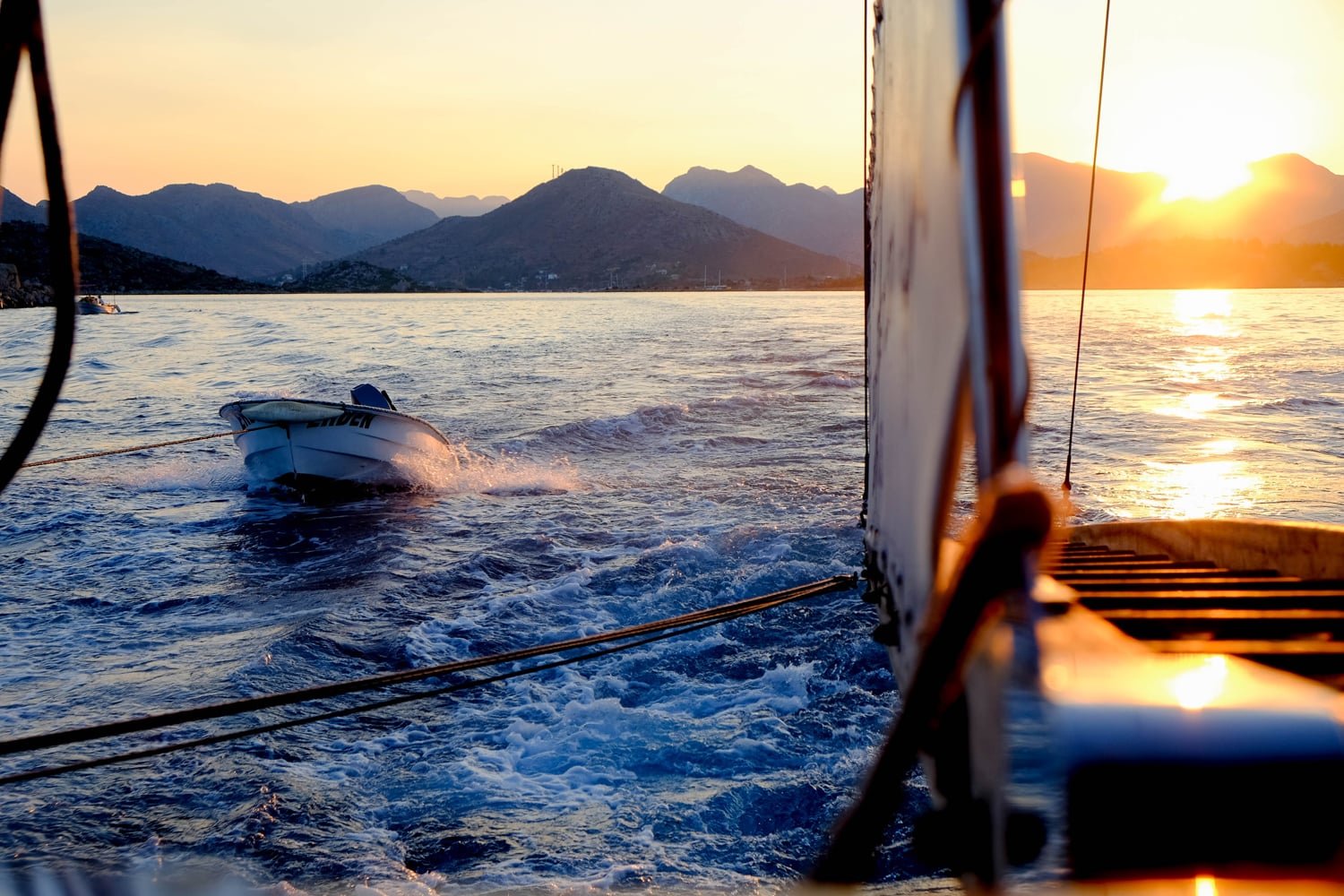  La Crociera Blu   Vieni a scoprire con noi l'antico fascino della  Costa Turchese . Noleggia una barca privata ed esplora gli angoli più&nbsp;nascosti dei mari dell' Egeo  e del  Mediterraneo .       Inizia il tuo viaggio  