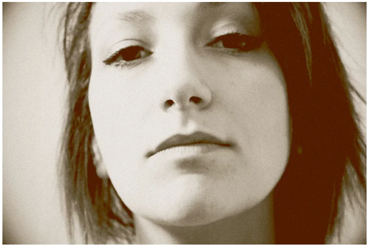 lilylafronde-book-2015-autoportrait-sepia.jpg