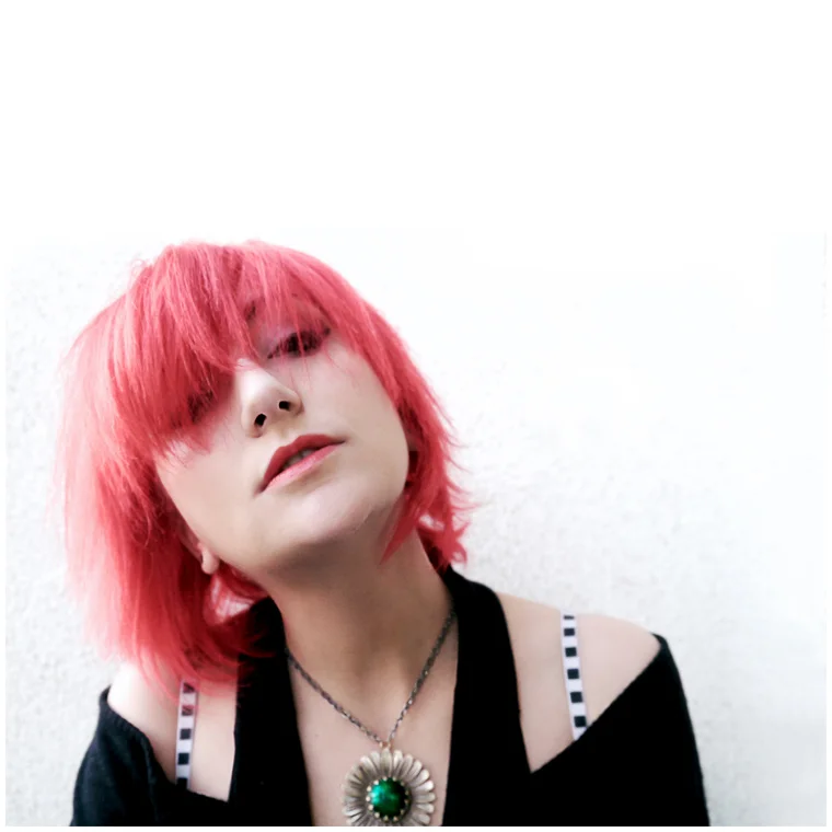 lilylafronde-autoportrait-cheveux-roses.jpg