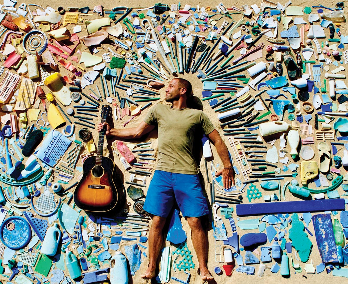 Picture from Jack Johnson's website – Jack Johnson among pieces of garbage found in the ocean