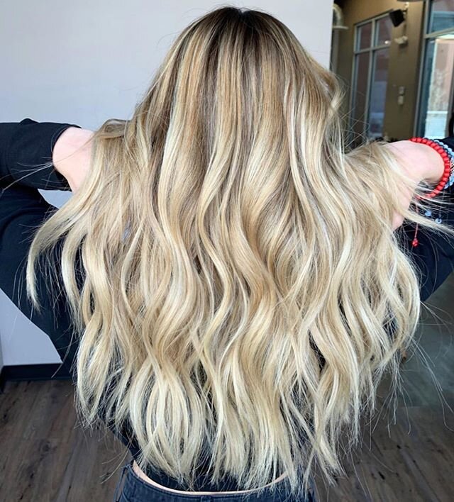 Goldie locks π―
Hair by @shelby.beauty_
#elpaso#elpasohair#elpsosalon#elpasobalayage#elpasostylist #shuuemura #oribe#kevinmurphy #ilesformula #blonde#balayage