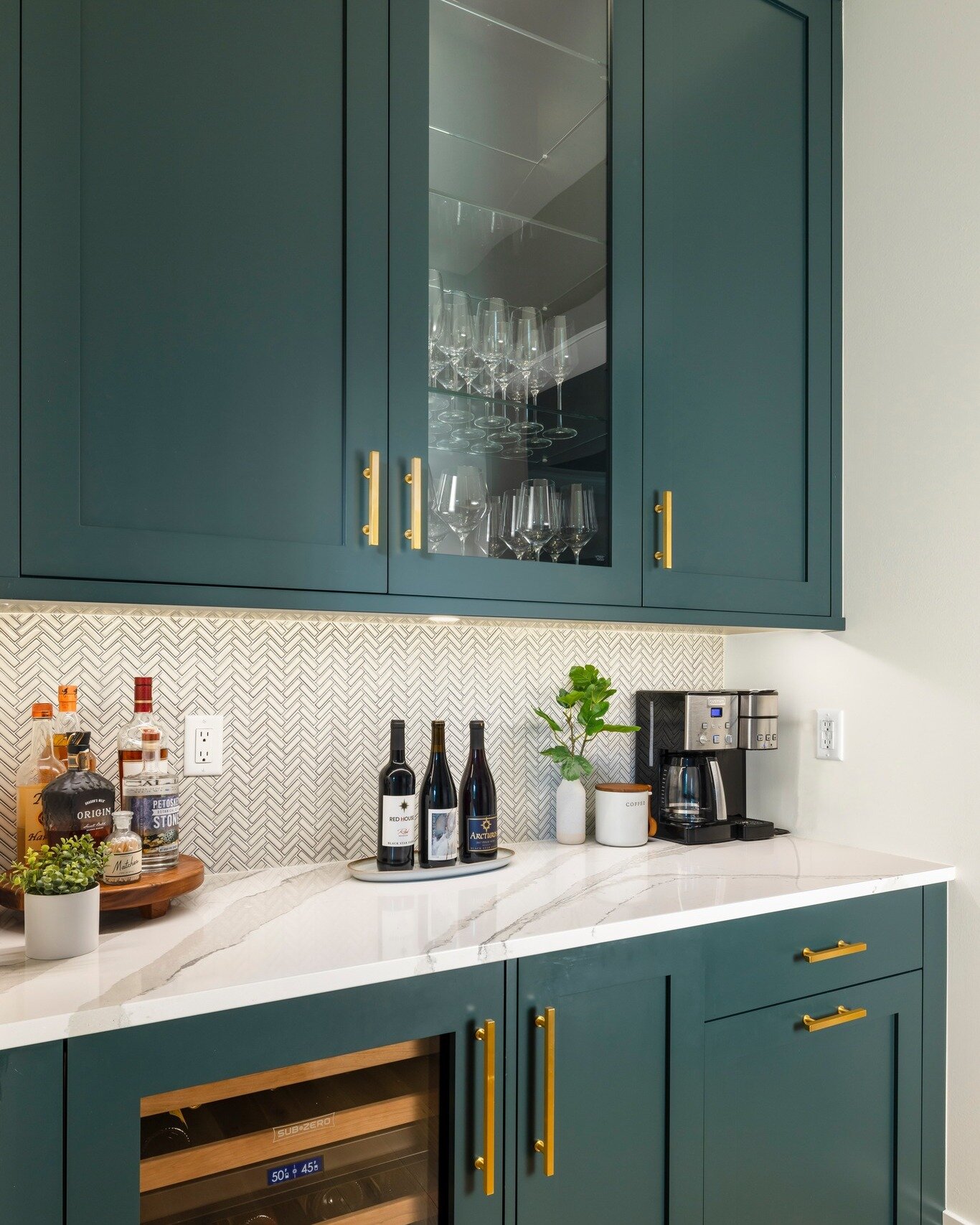 These gorgeous cabinets made at our facility here in Holland, Mi. are stocked for all your springtime cravings - from cozy coffee mornings to chill wine evenings and refreshing cocktails under the stars. Cheers to endless spring sips!

Design: @bench