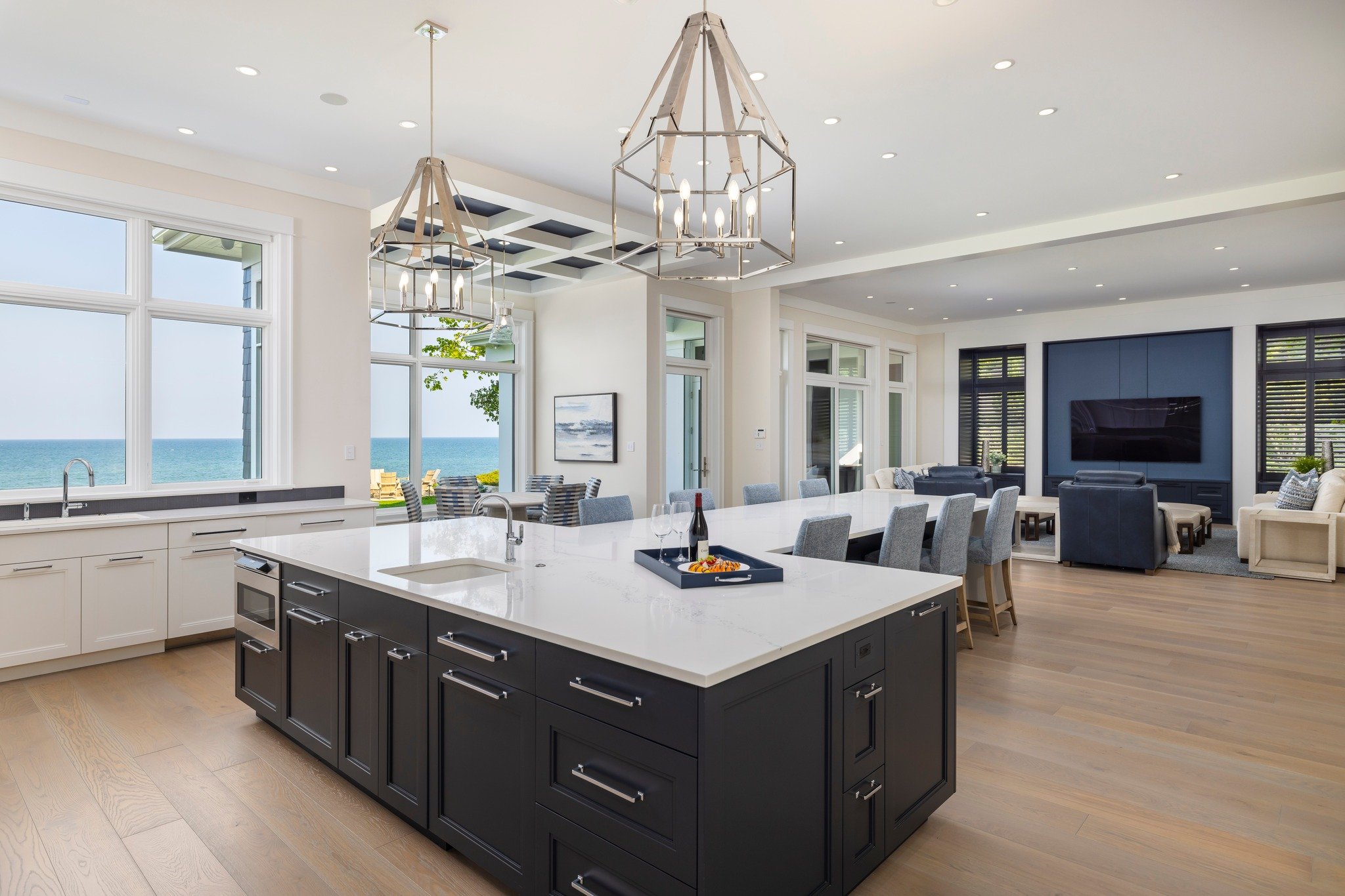 The attention-grabbing 15-foot integrated table is vying for the spotlight, but our excitement lies in the abundant storage options offered in the kitchen island. Not an inch of wasted space!

Builder: @mikeschaapbuilders 
Design: @benchmarkdesignstu