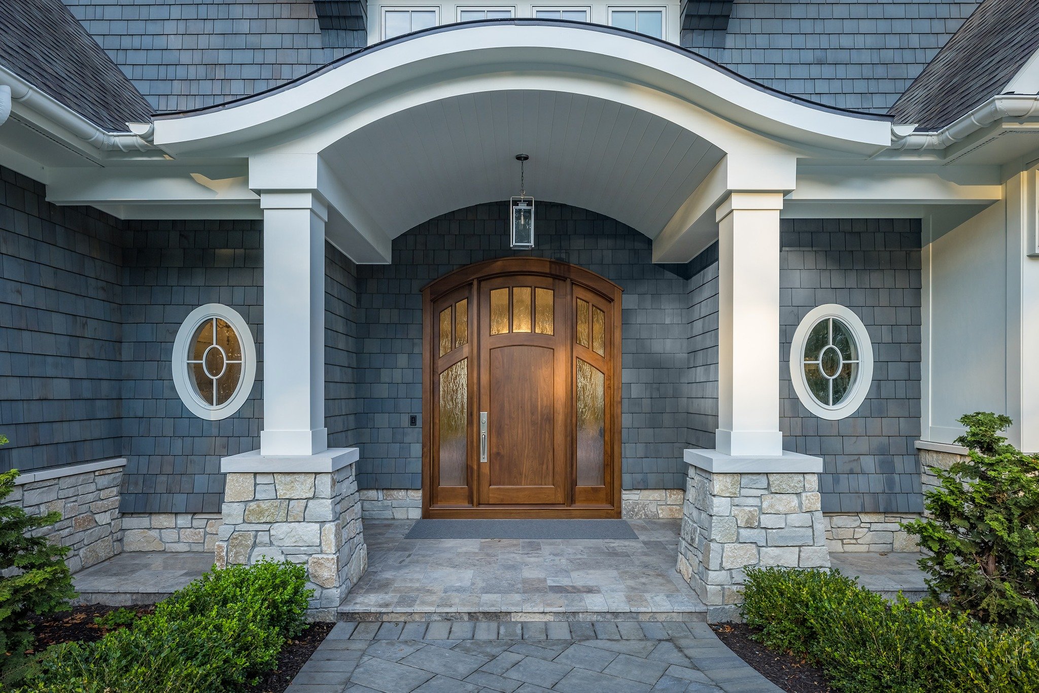 This front entry is sure to leave a last impression. 

#benchmarkwoodstudio #frontentry #madeintheusa #customfrontdoor #MillworkMagic